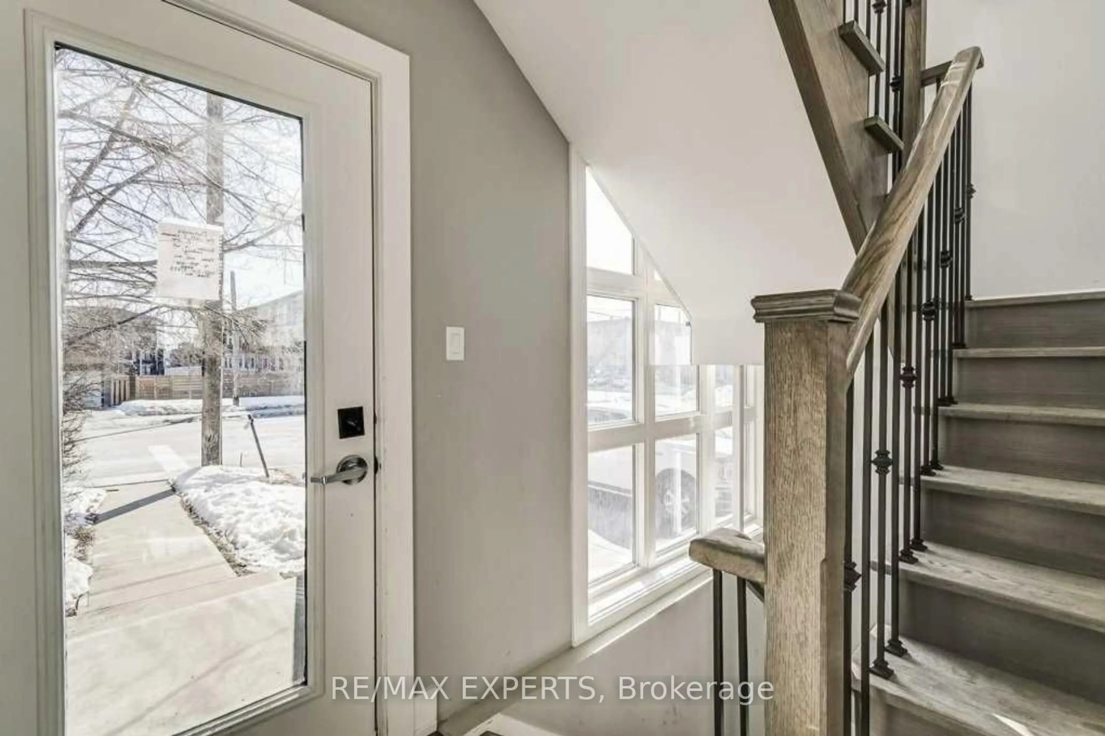Indoor entryway for 2 Hyde Ave, Toronto Ontario M6M 1J3