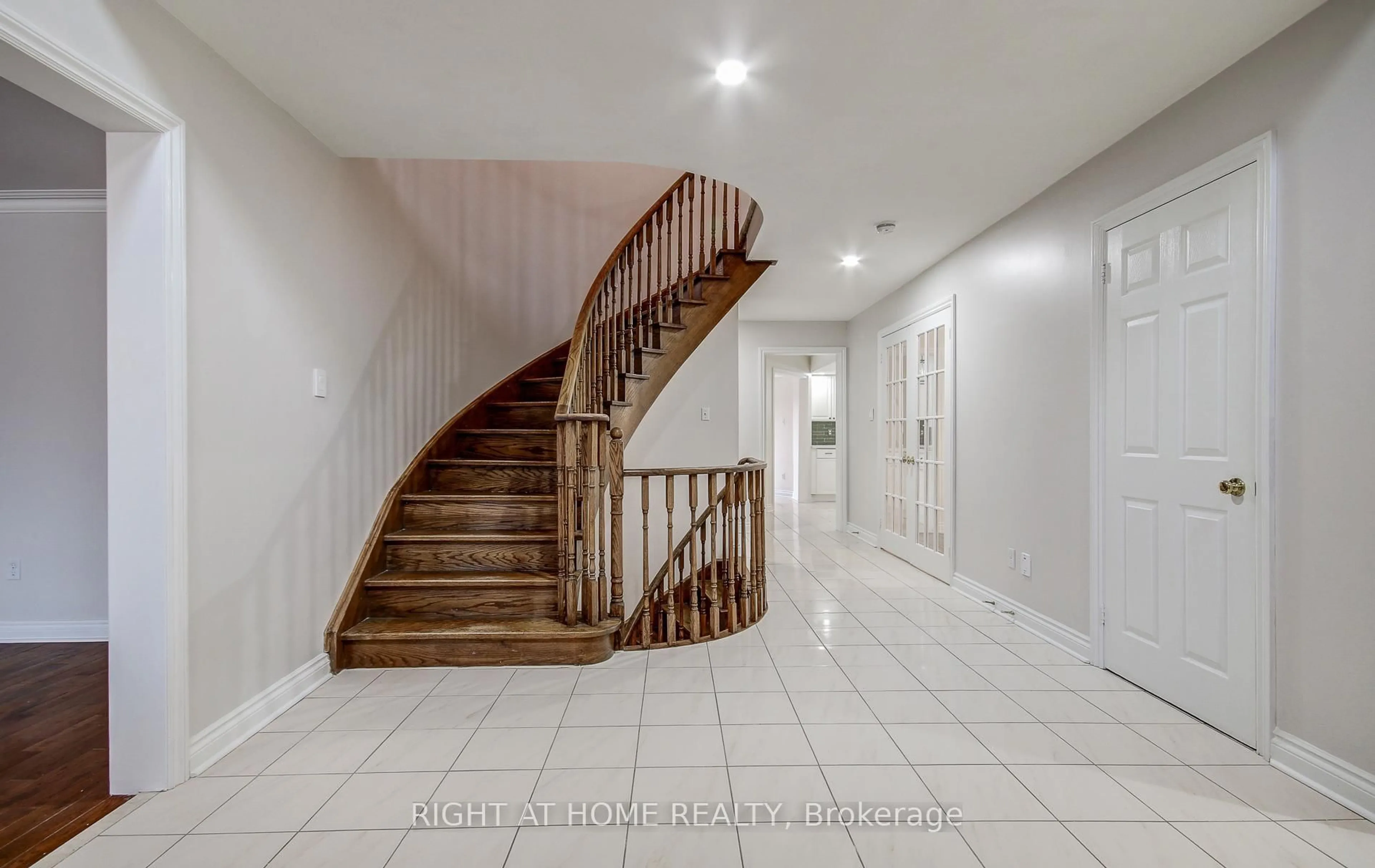 Unknown for 560 Chagall Crt, Mississauga Ontario L5R 3A8