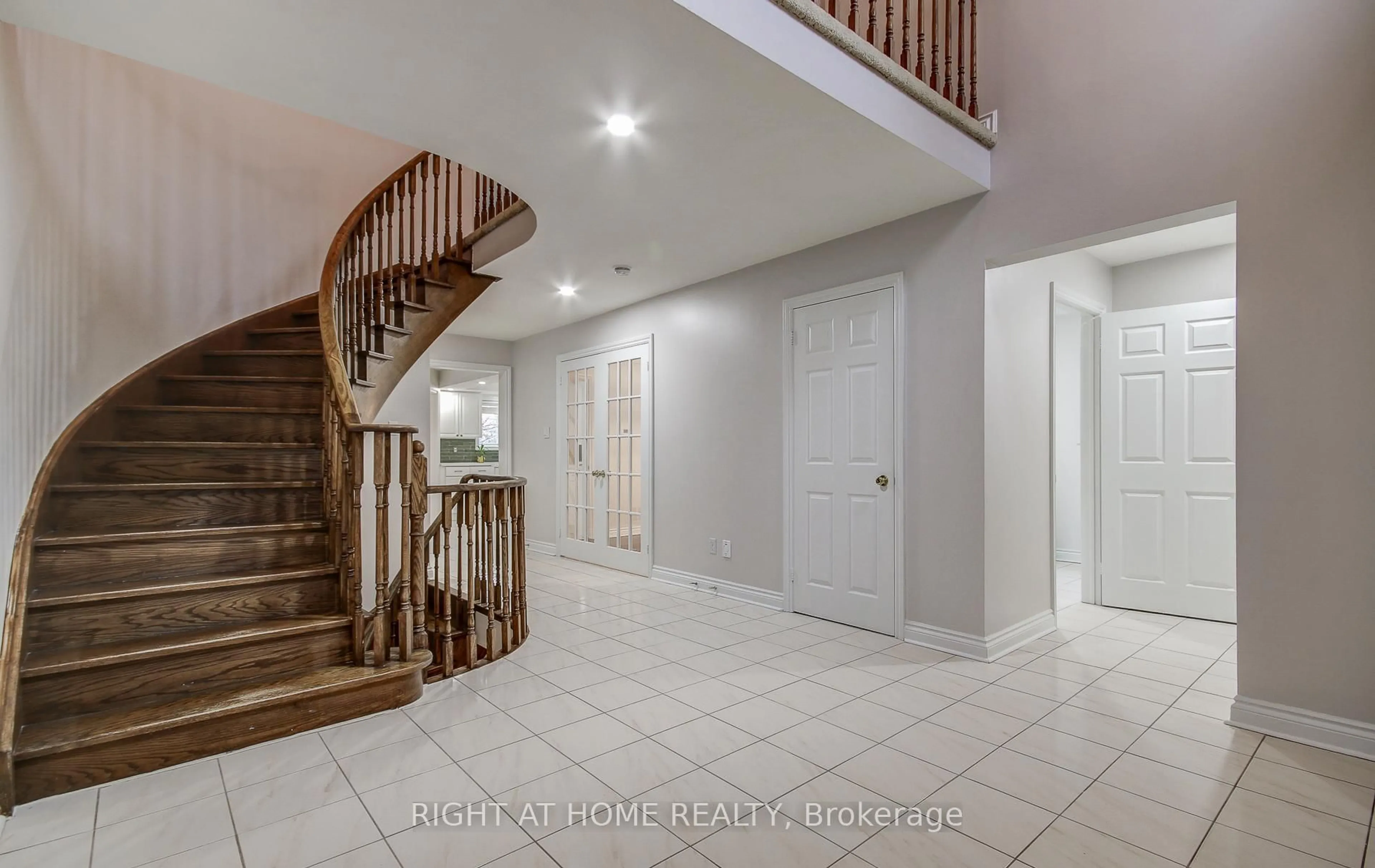 Indoor foyer for 560 Chagall Crt, Mississauga Ontario L5R 3A8