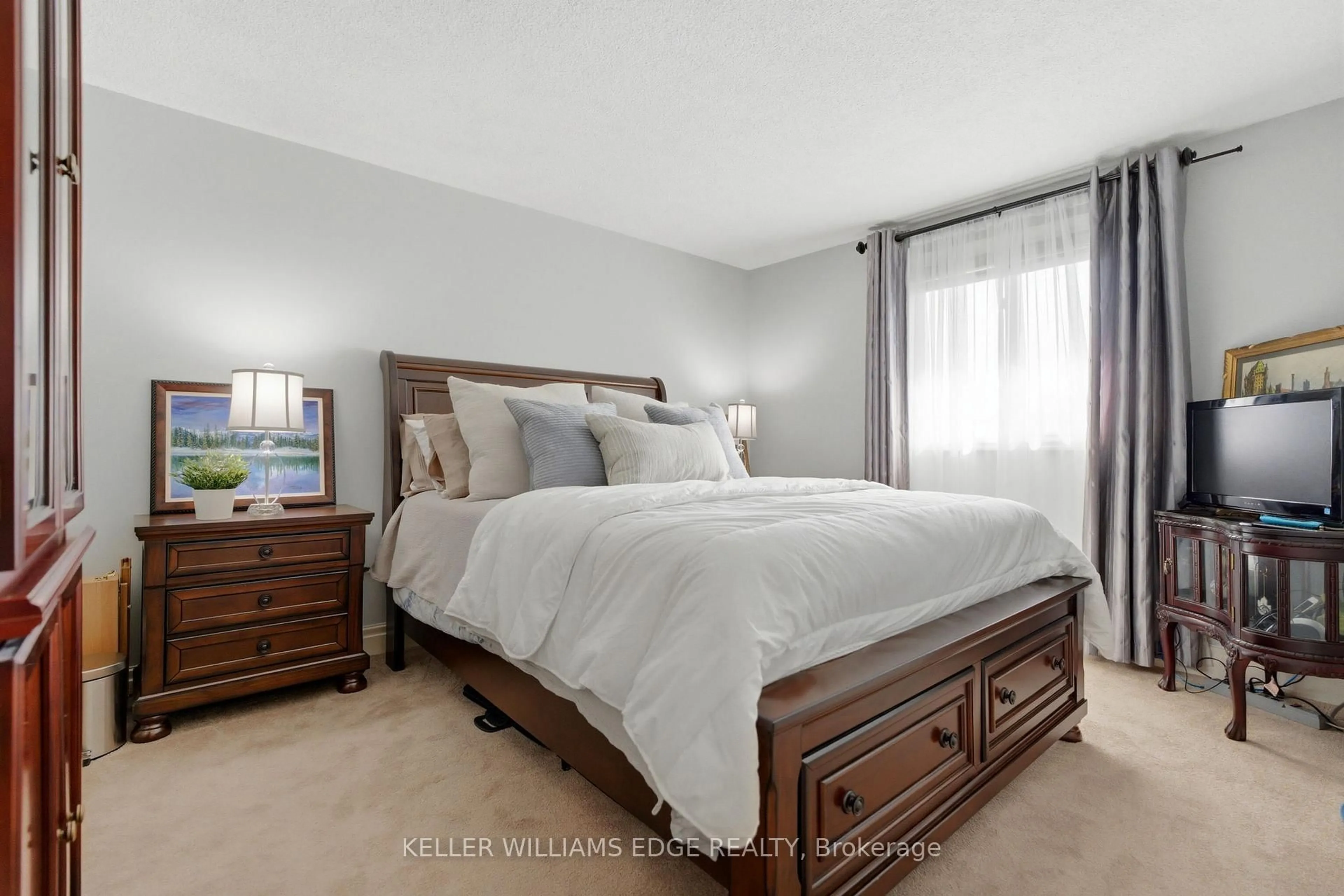 Bedroom with bed, unknown for 2078 Hunters Wood Dr, Burlington Ontario L7M 2T2