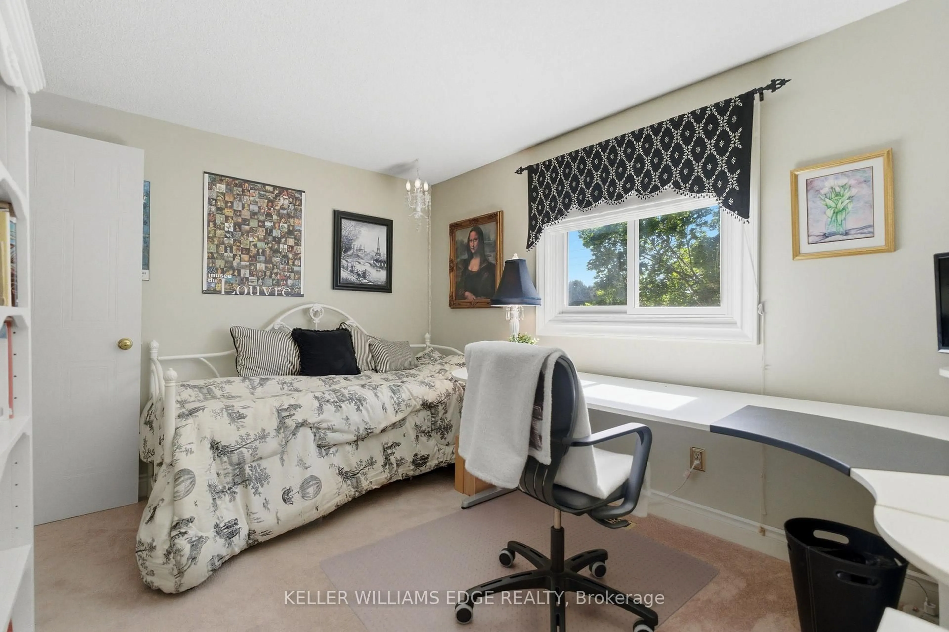 A pic of a room for 2078 Hunters Wood Dr, Burlington Ontario L7M 2T2