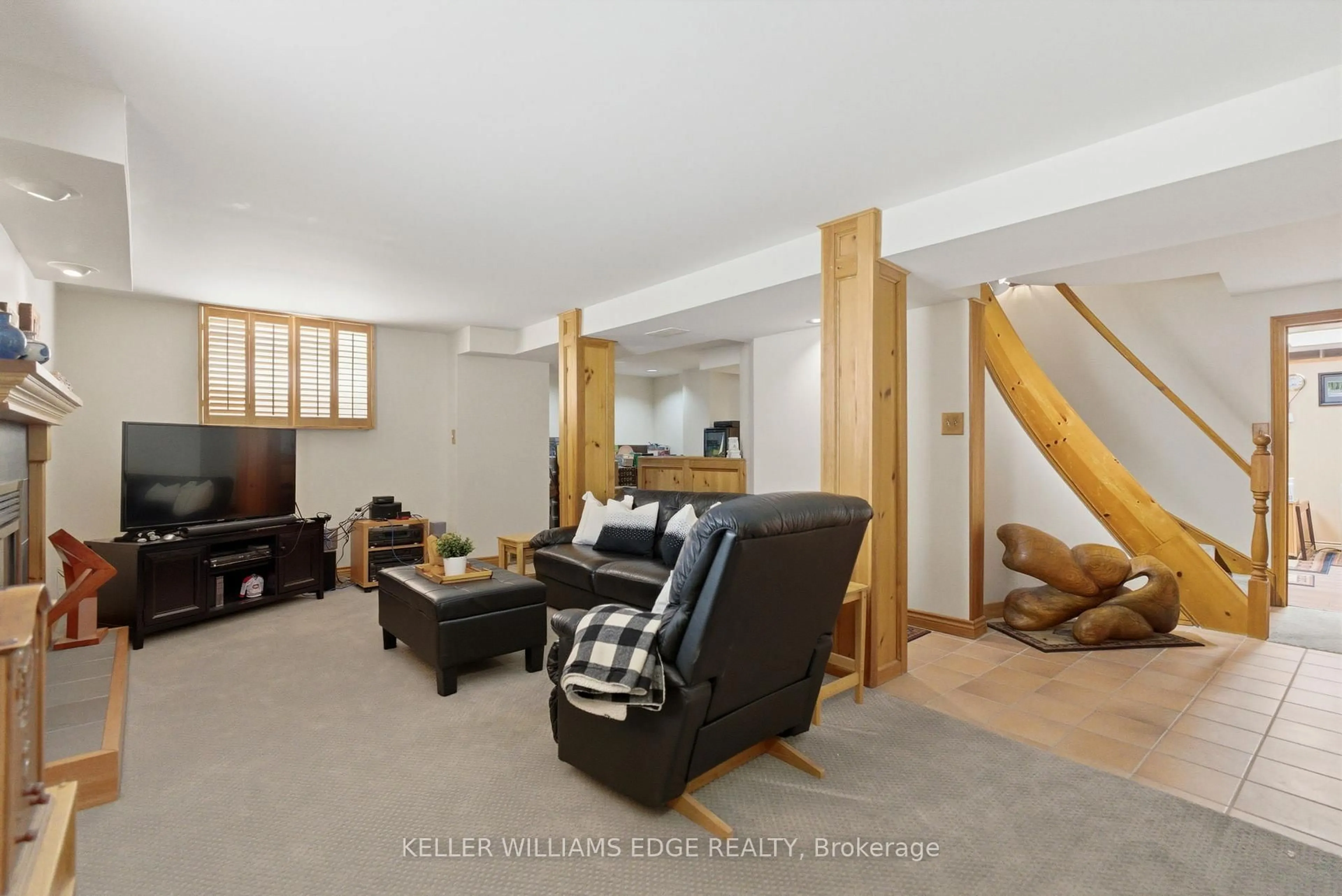 Living room with furniture, unknown for 2078 Hunters Wood Dr, Burlington Ontario L7M 2T2