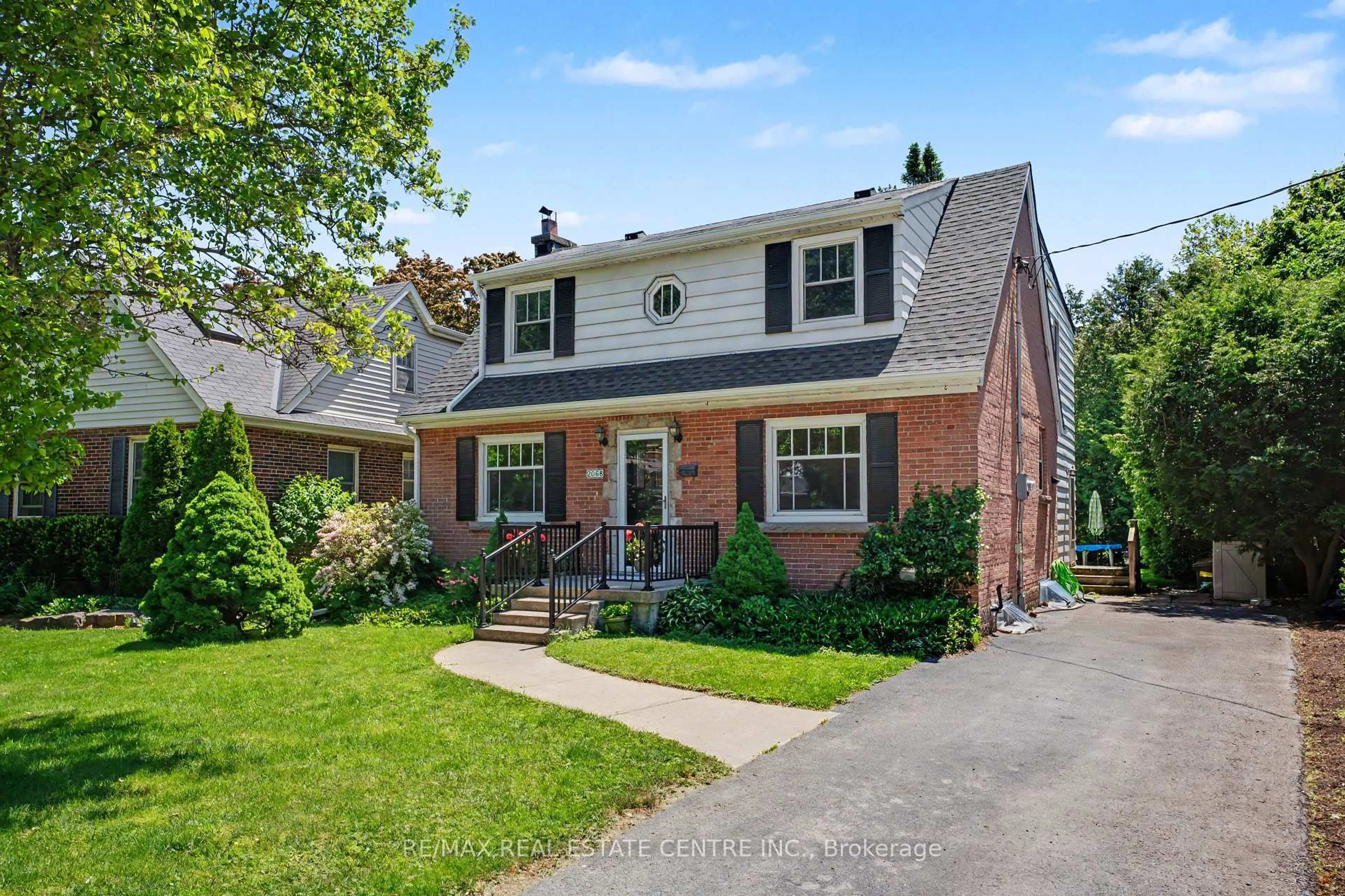 Home with brick exterior material, street for 2068 Wellington Ave, Burlington Ontario L7R 1P3