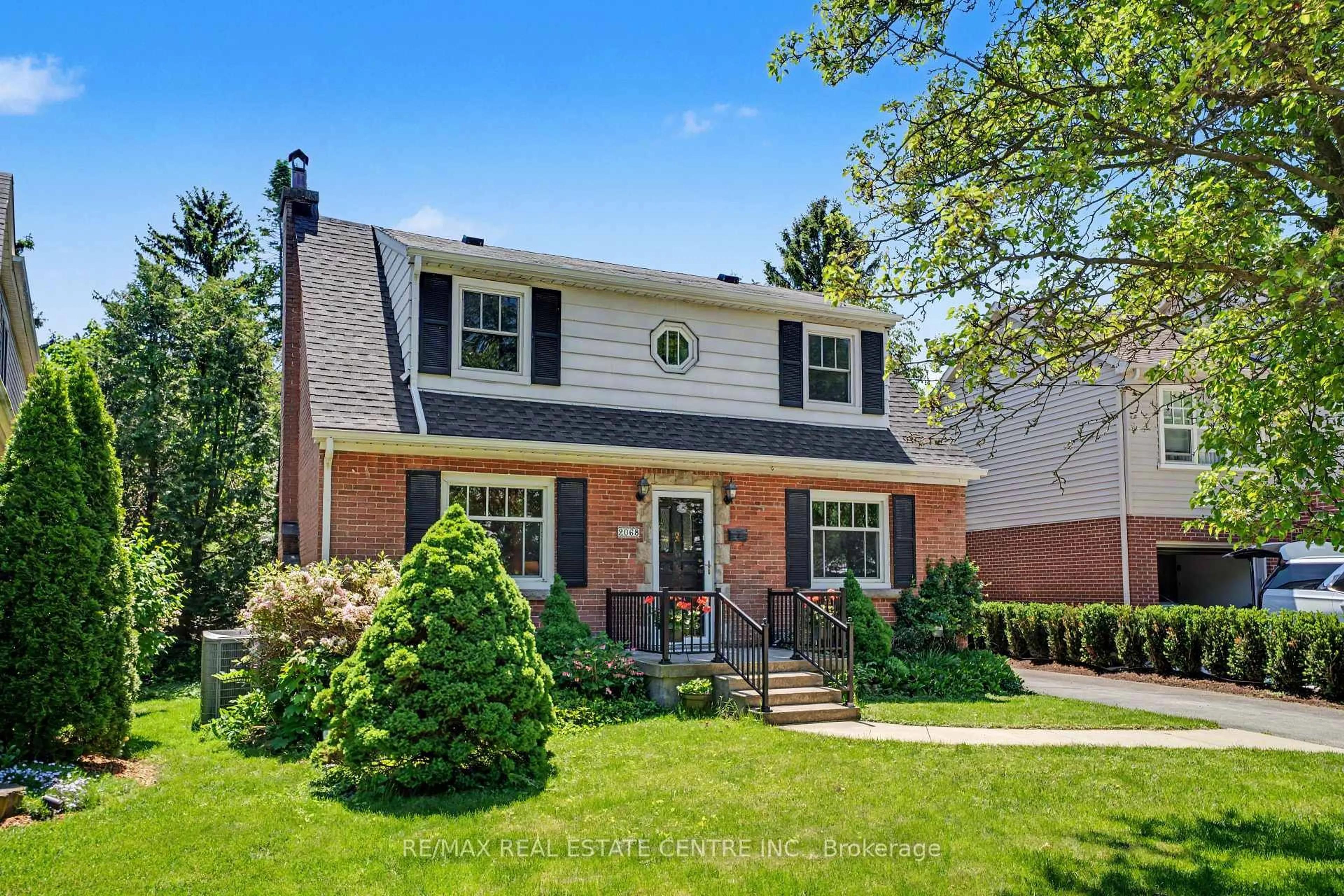 Home with brick exterior material, street for 2068 Wellington Ave, Burlington Ontario L7R 1P3