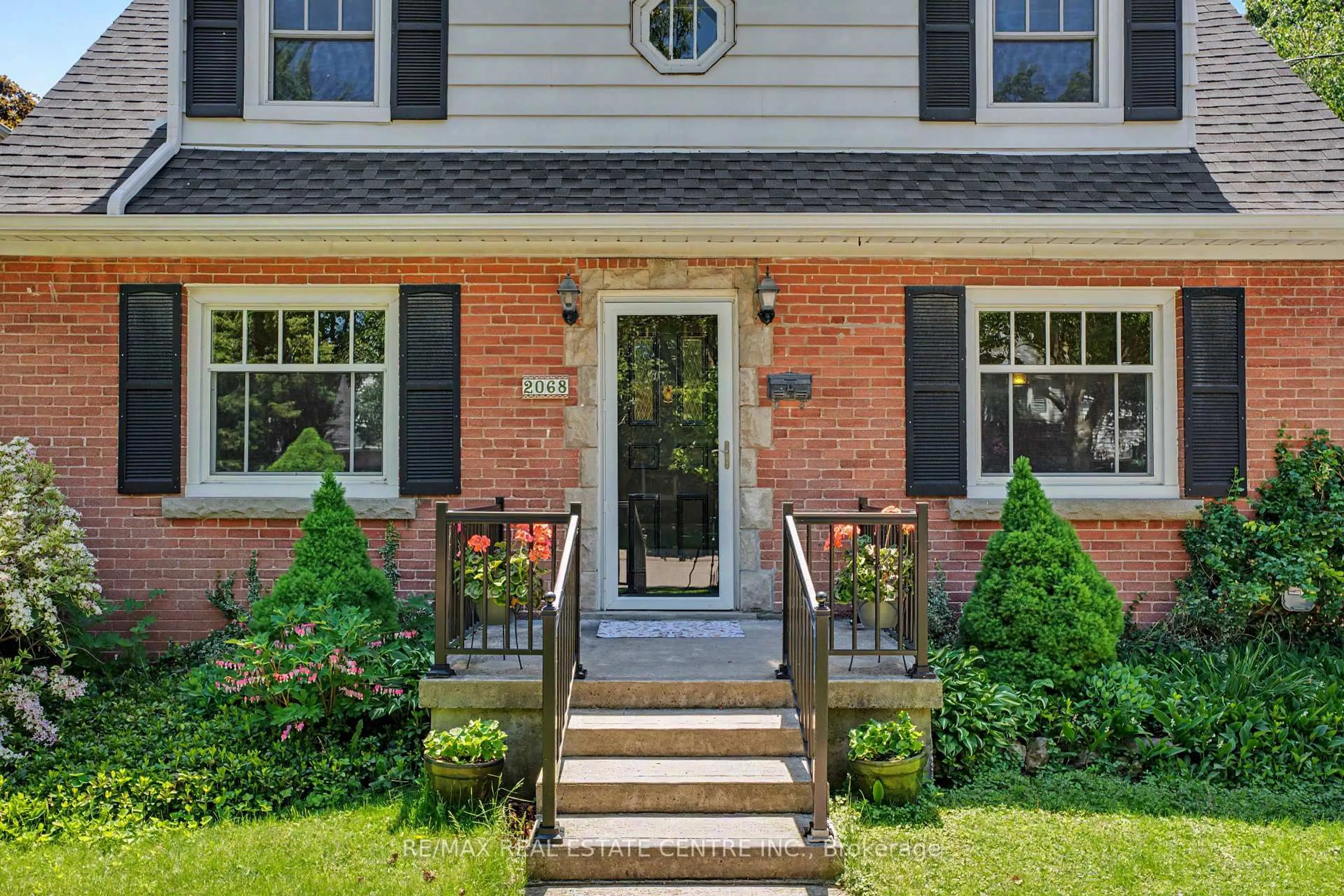 Home with brick exterior material, street for 2068 Wellington Ave, Burlington Ontario L7R 1P3