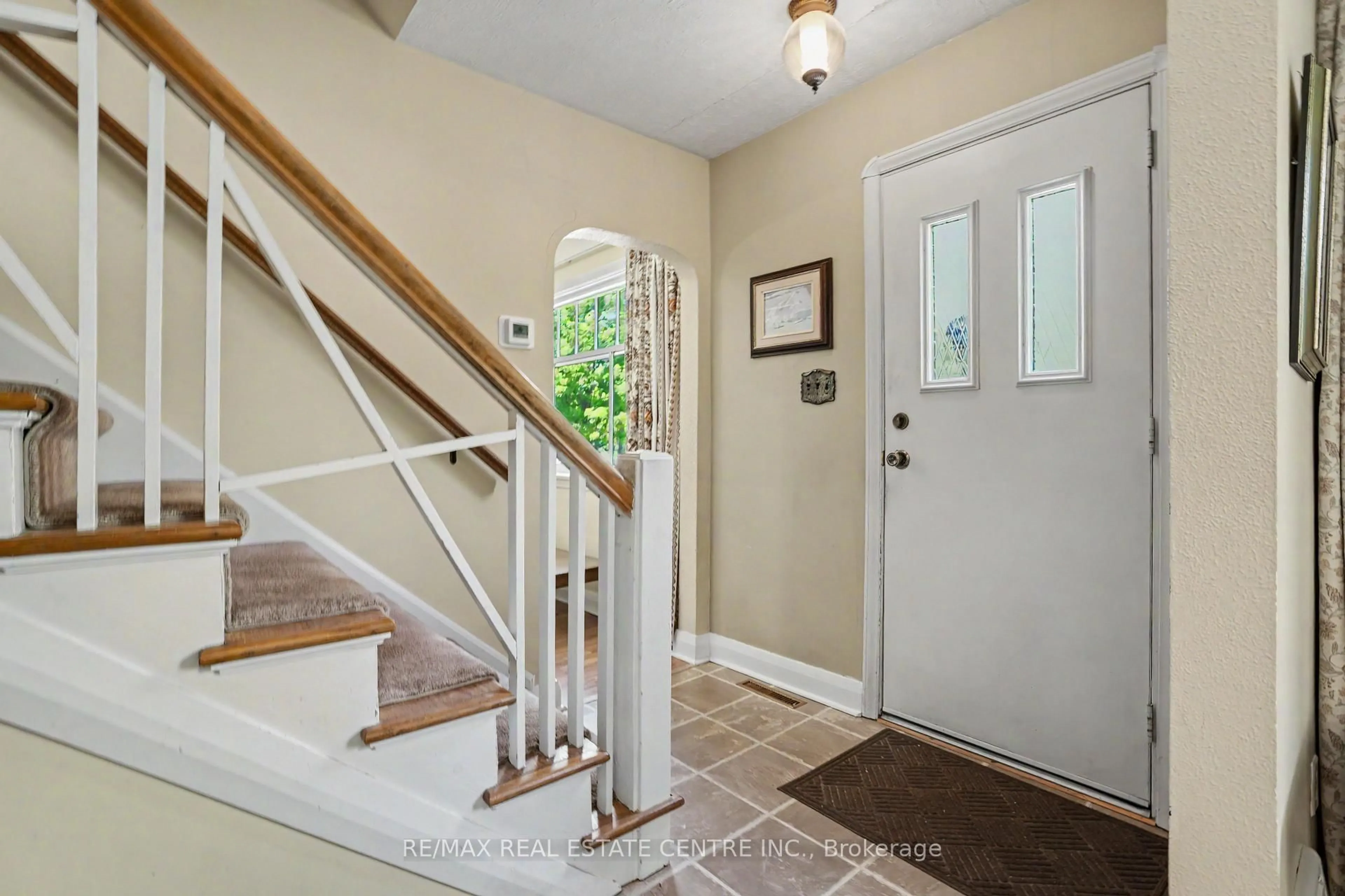 Indoor entryway for 2068 Wellington Ave, Burlington Ontario L7R 1P3