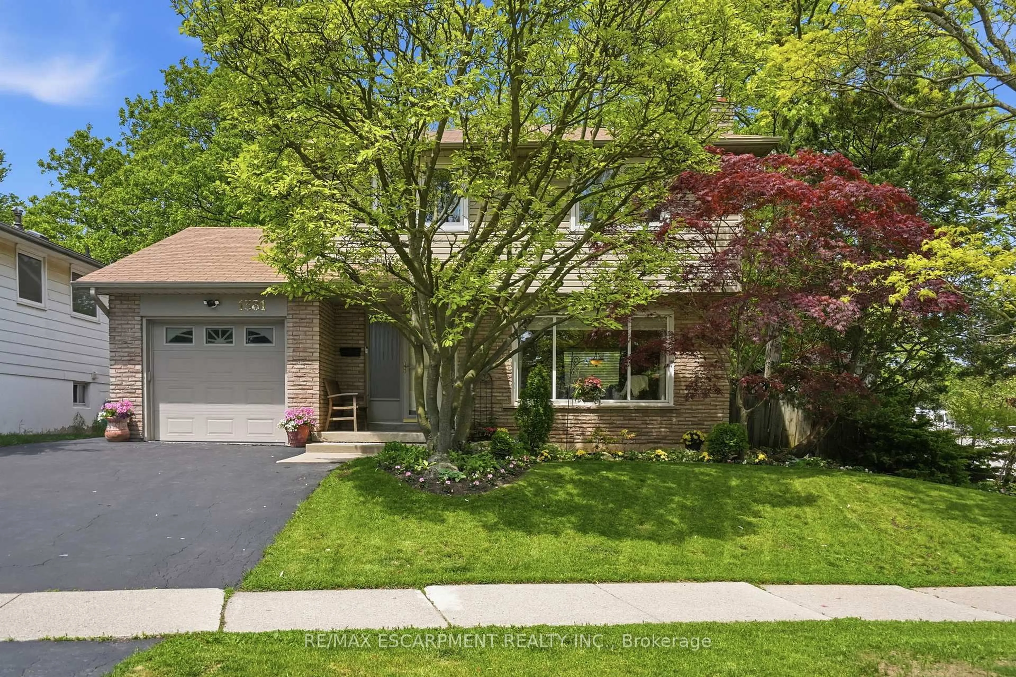 Home with brick exterior material, street for 1381 MAJESTIC Dr, Burlington Ontario L7M 1G5
