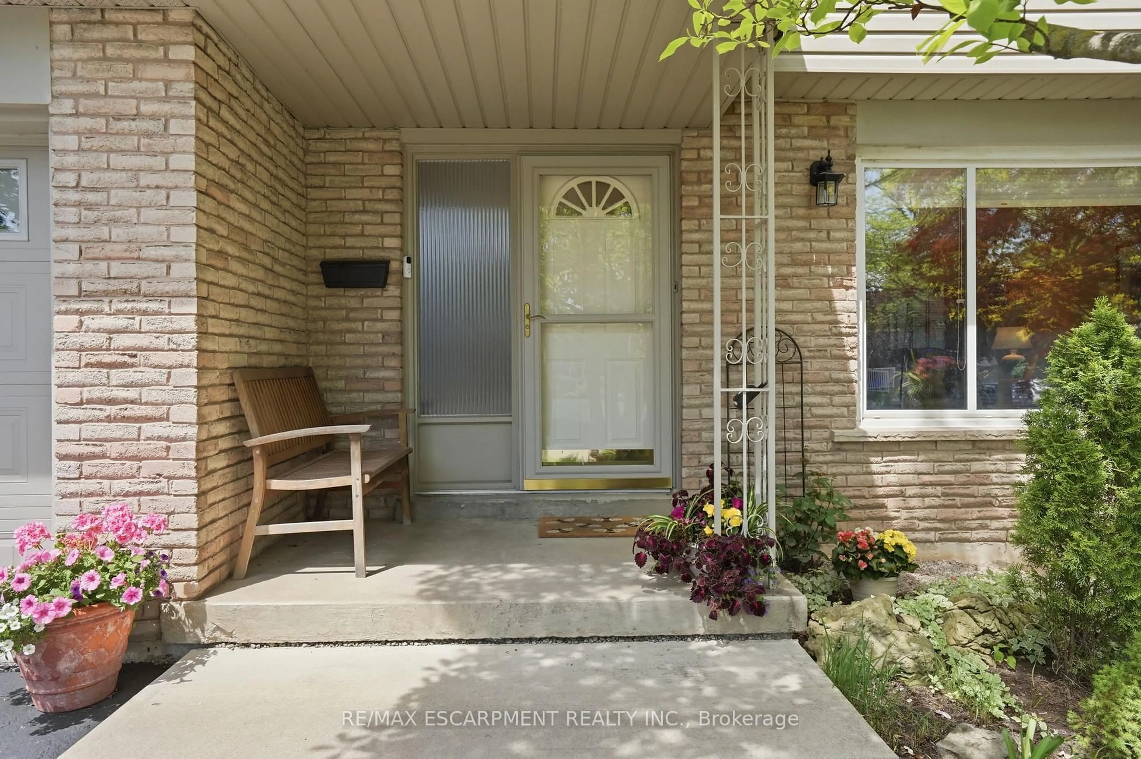 Indoor entryway for 1381 MAJESTIC Dr, Burlington Ontario L7M 1G5