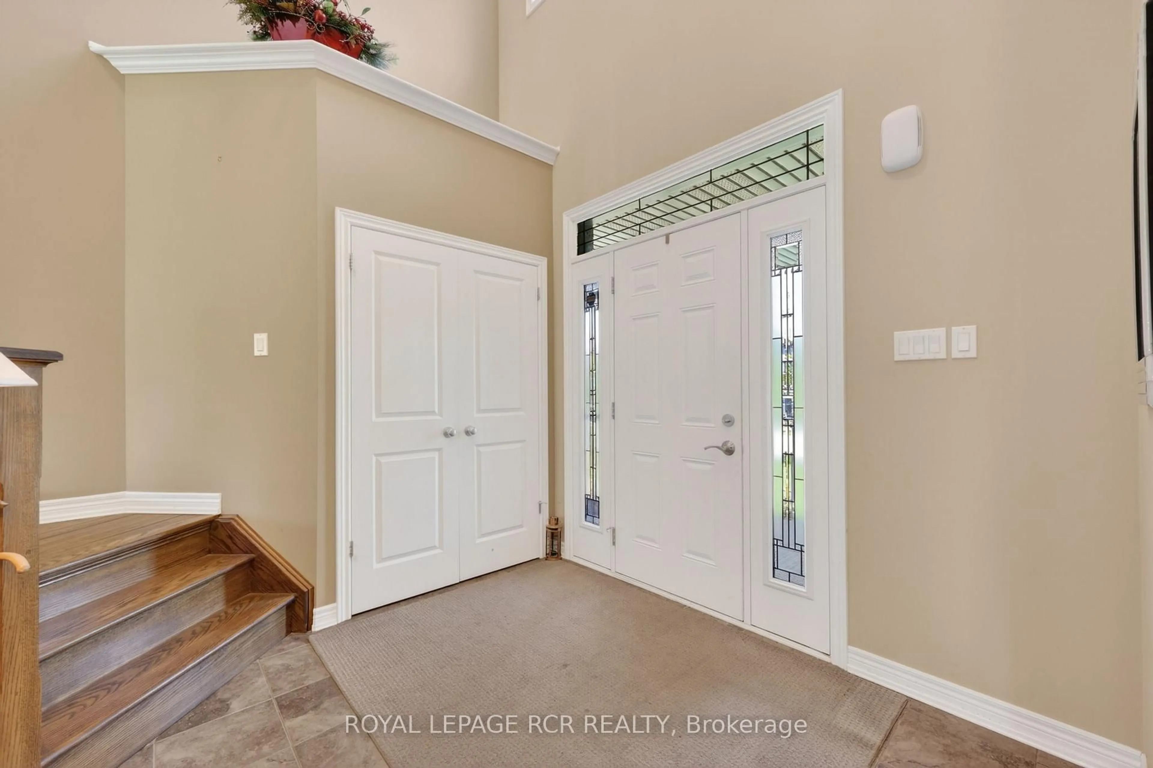 Indoor entryway for 35 St. Paul's Pl, Orangeville Ontario L9W 0A5