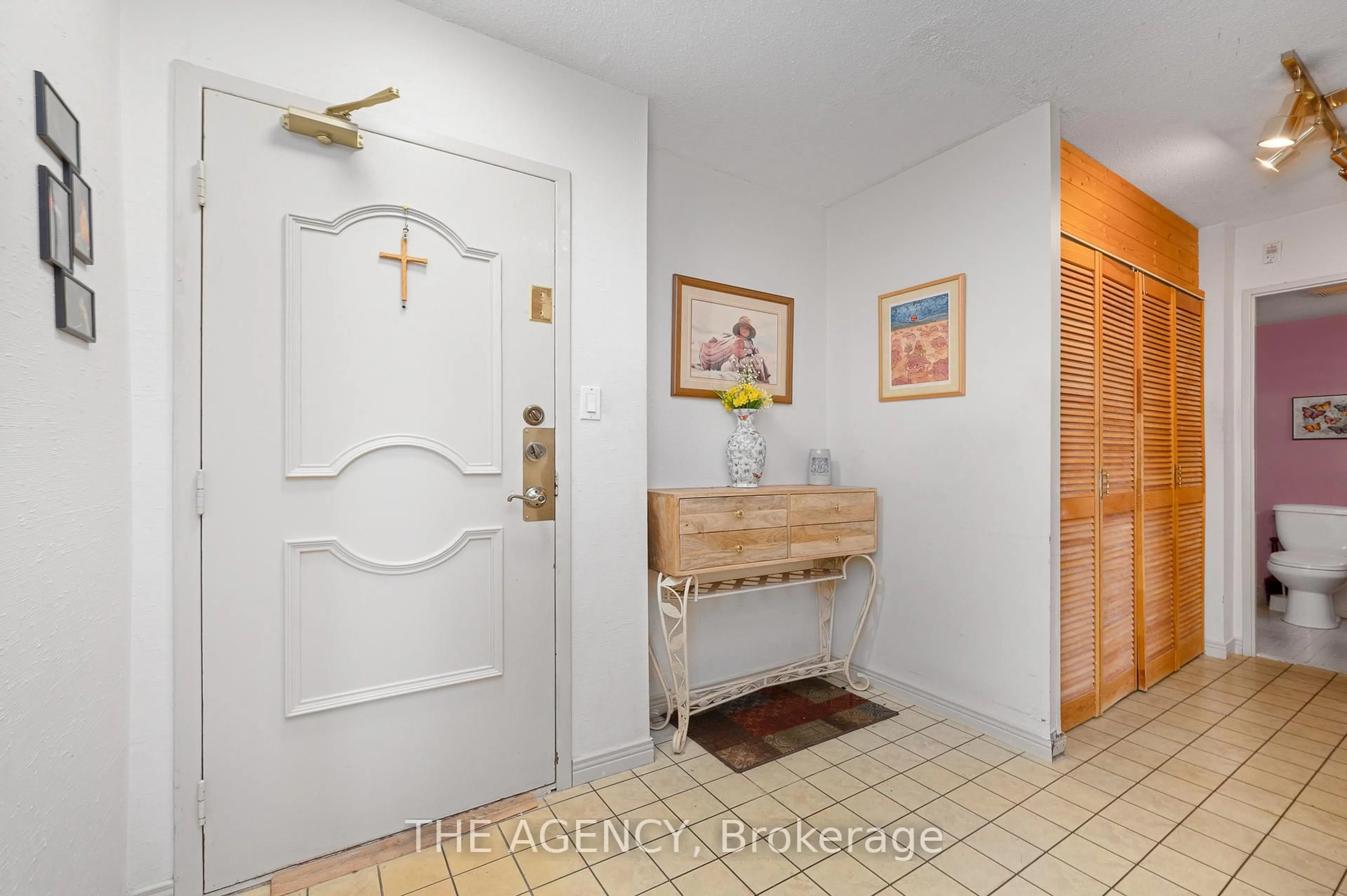 Indoor entryway for 1425 Ghent Ave #308, Burlington Ontario L7S 1X5