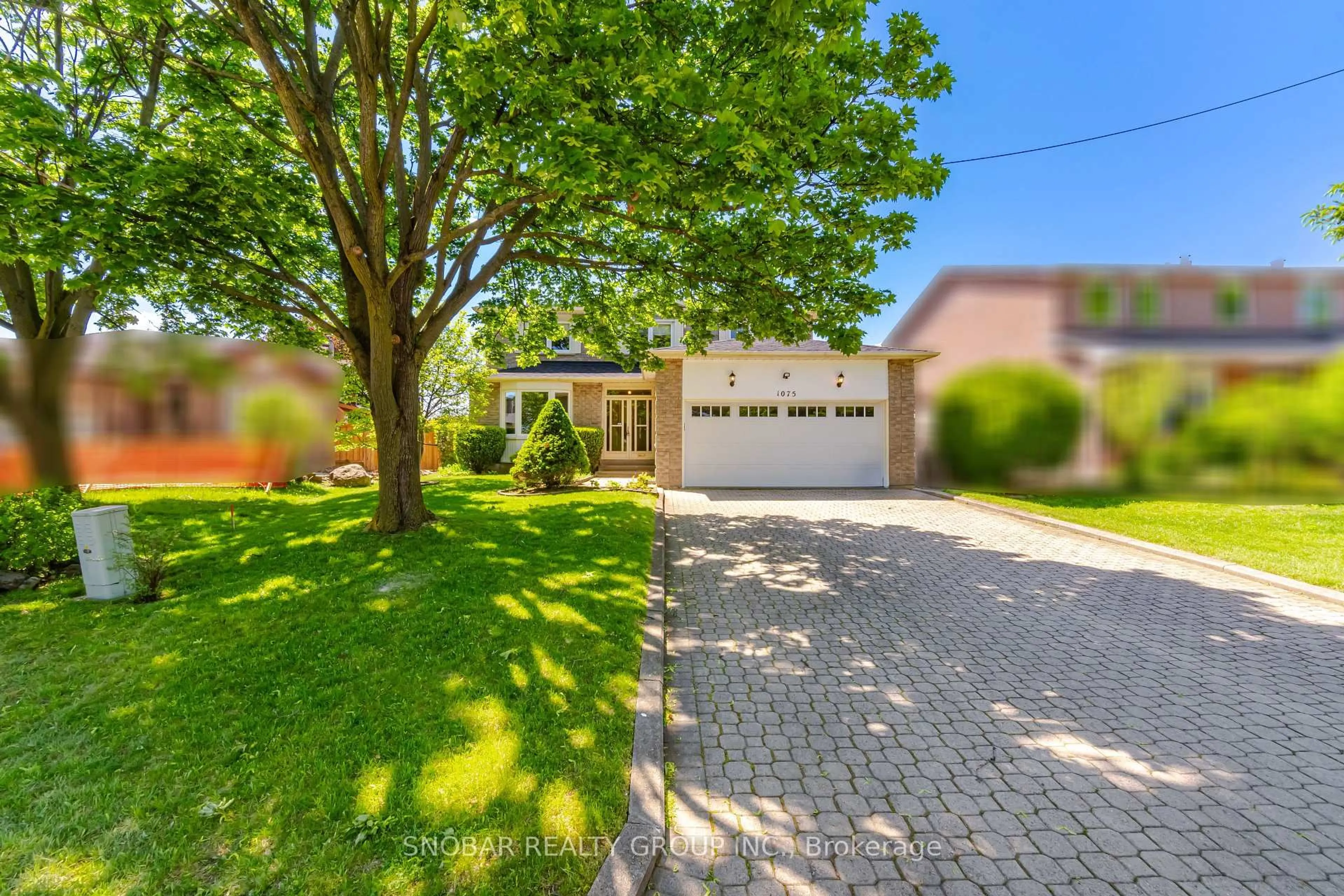 A pic from outside/outdoor area/front of a property/back of a property/a pic from drone, street for 1075 Rowan Crt, Mississauga Ontario L4W 3M7