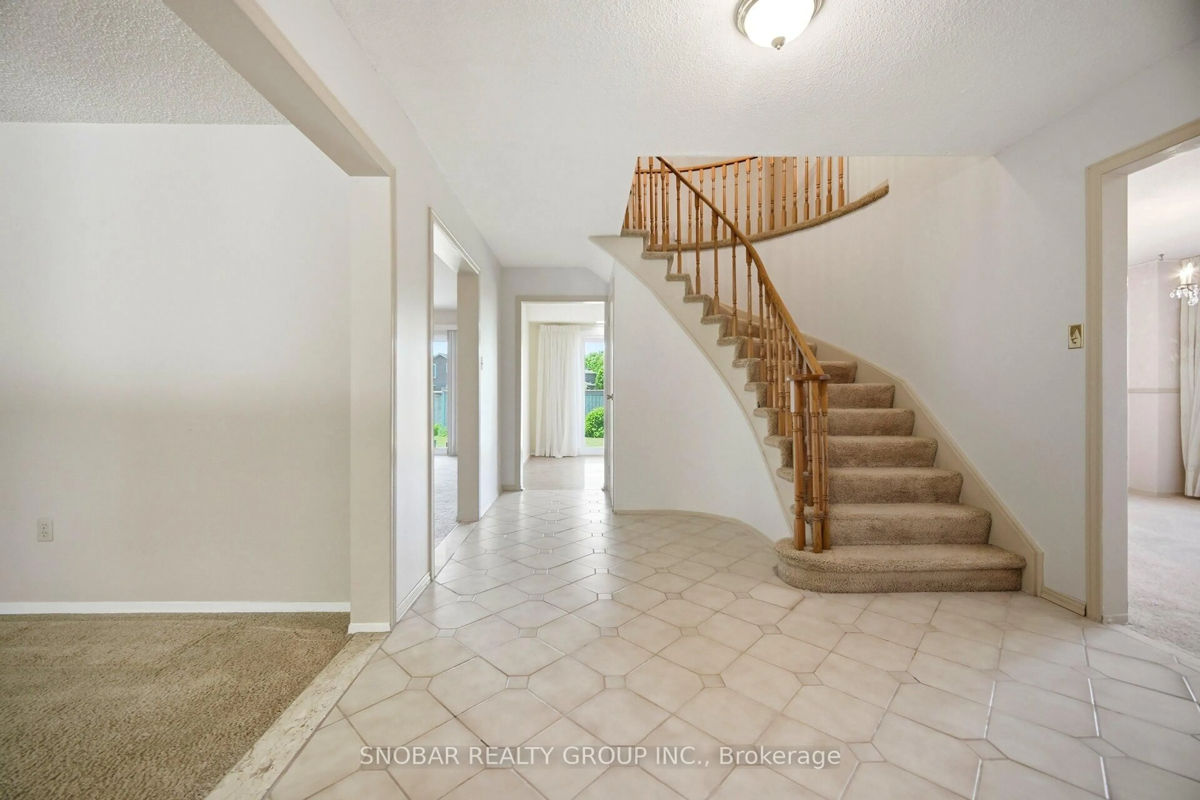Indoor foyer for 1075 Rowan Crt, Mississauga Ontario L4W 3M7