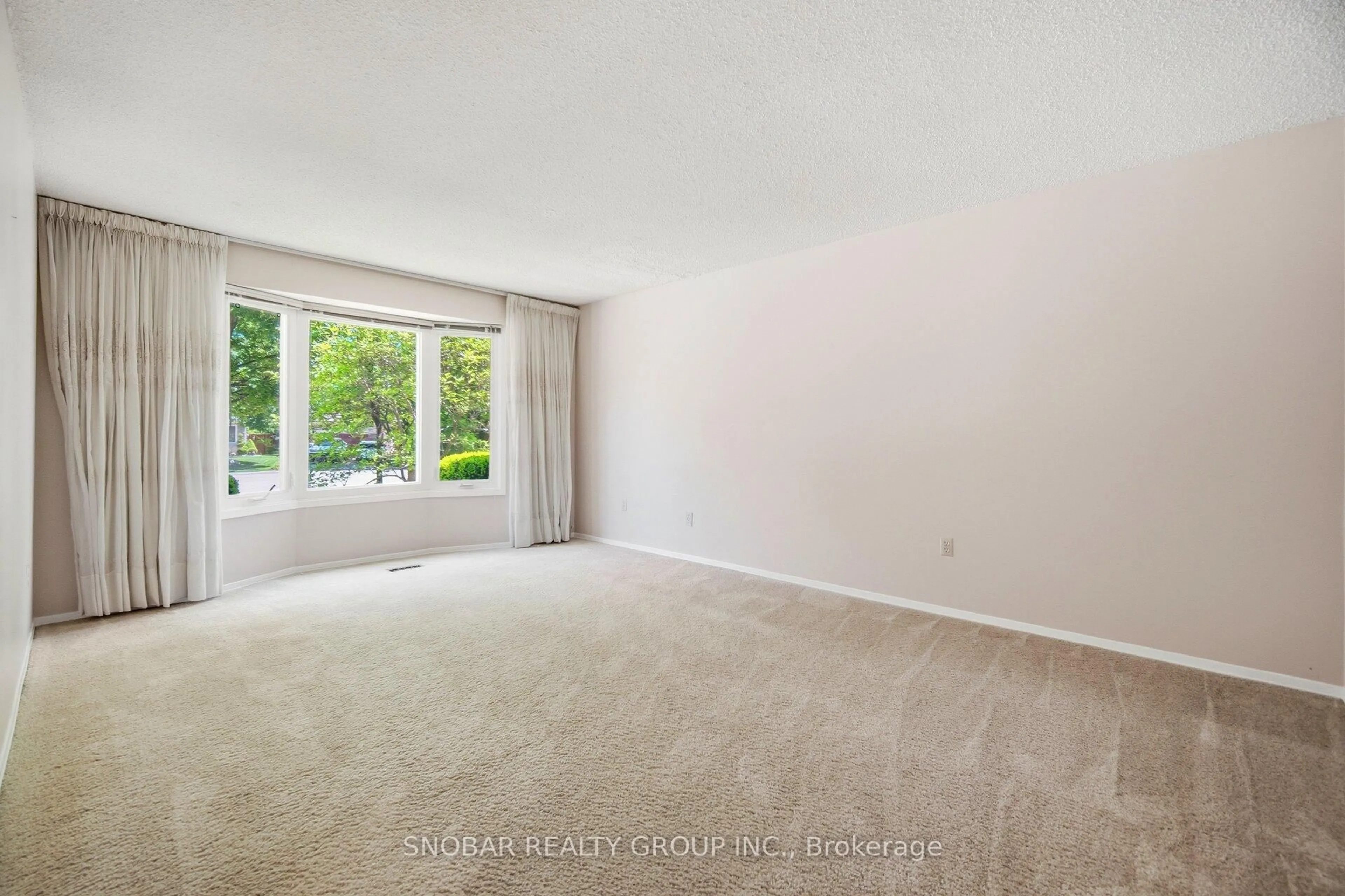 A pic of a room for 1075 Rowan Crt, Mississauga Ontario L4W 3M7