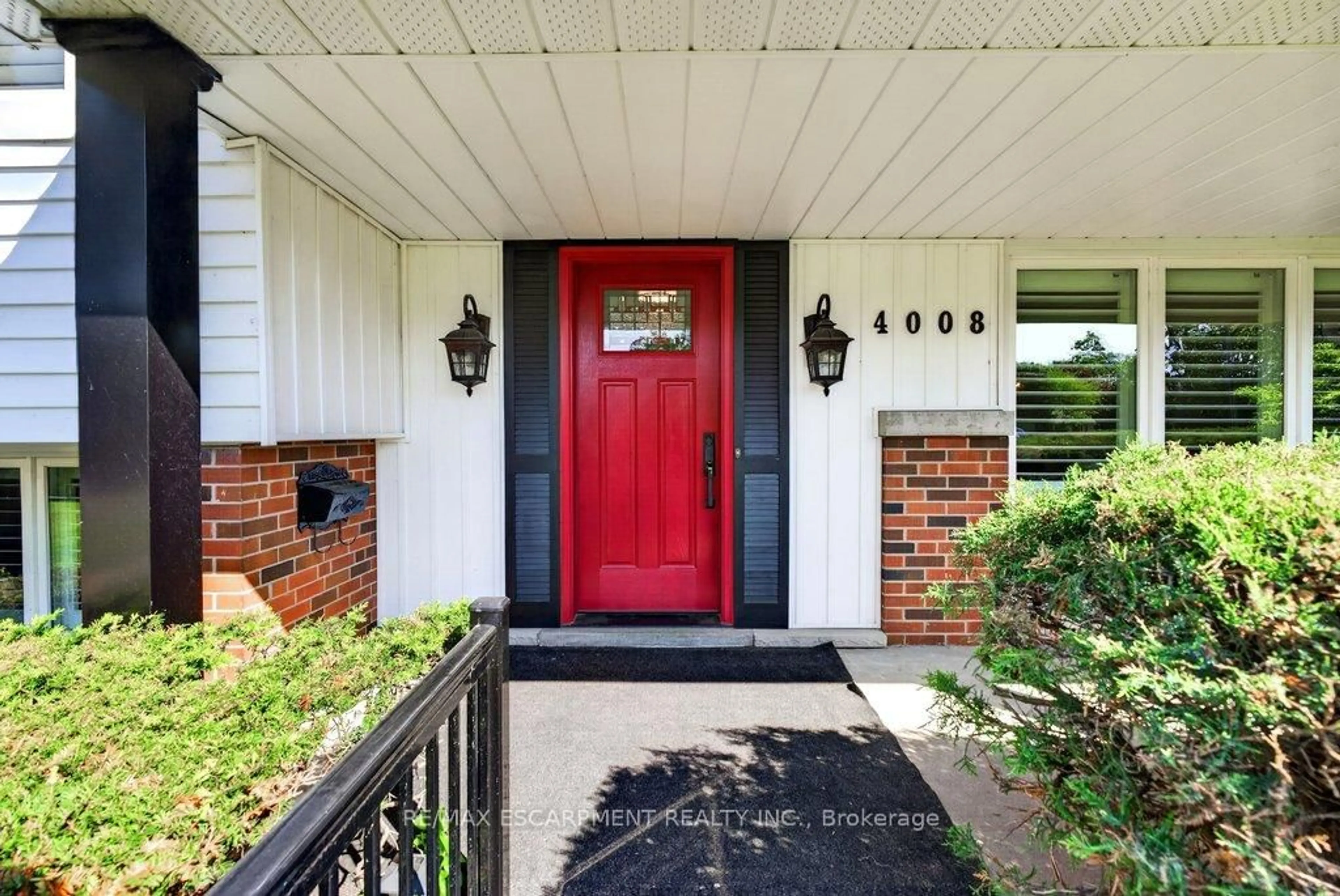 Indoor entryway for 4008 Apple Valley Lane, Burlington Ontario L7L 1E7