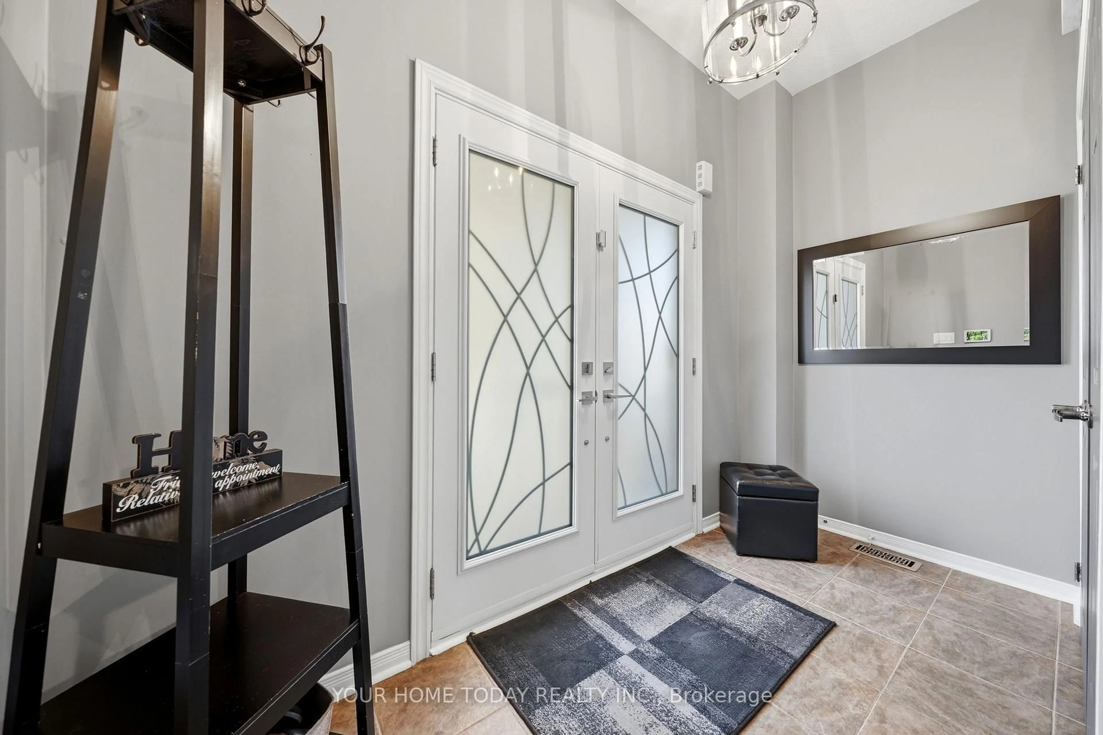 Indoor entryway for 35 Niagara Tr, Halton Hills Ontario L7G 0A9