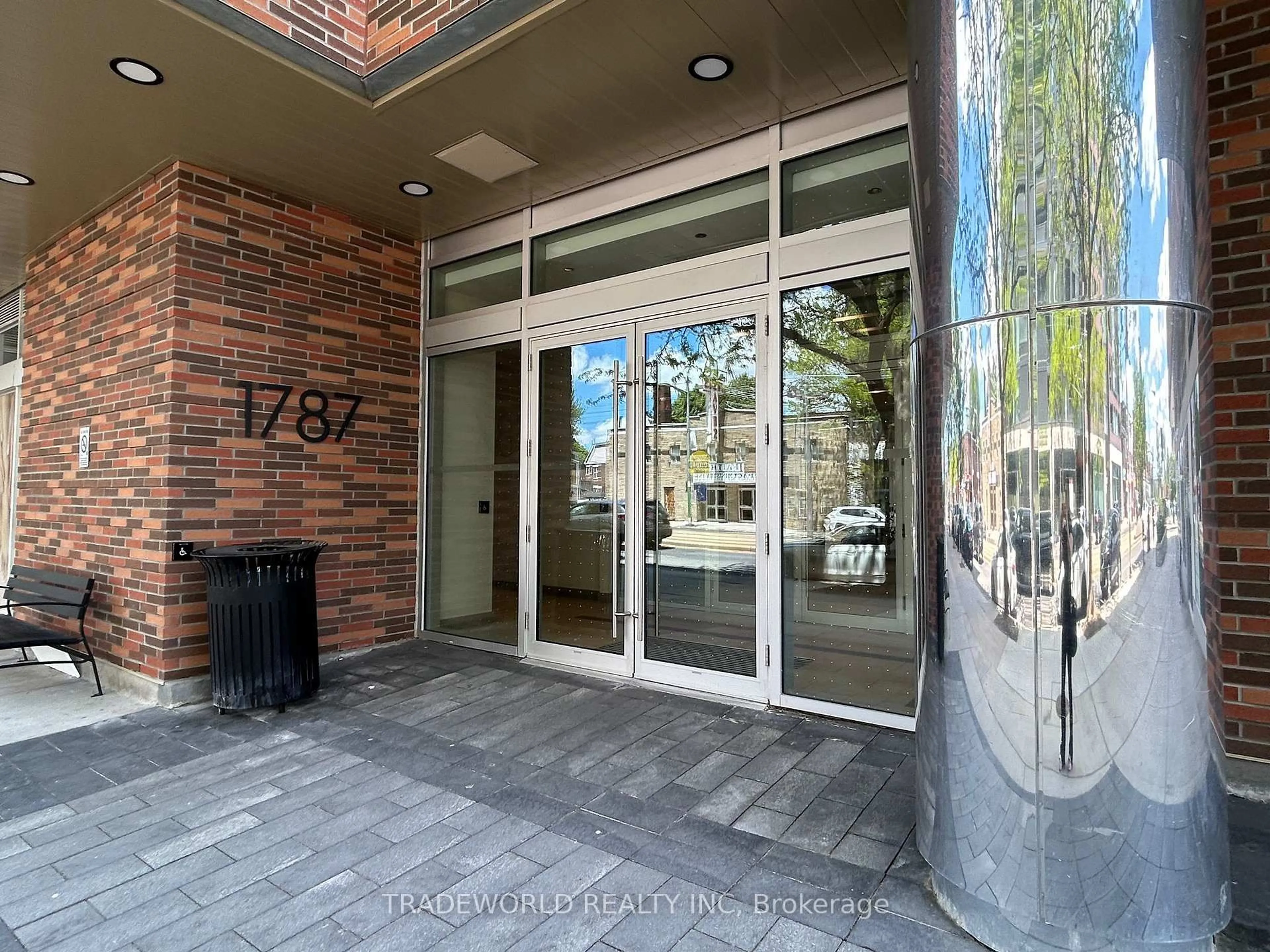 Indoor foyer for 1787 ST. CLAIR Ave #323, Toronto Ontario M6N 0B7