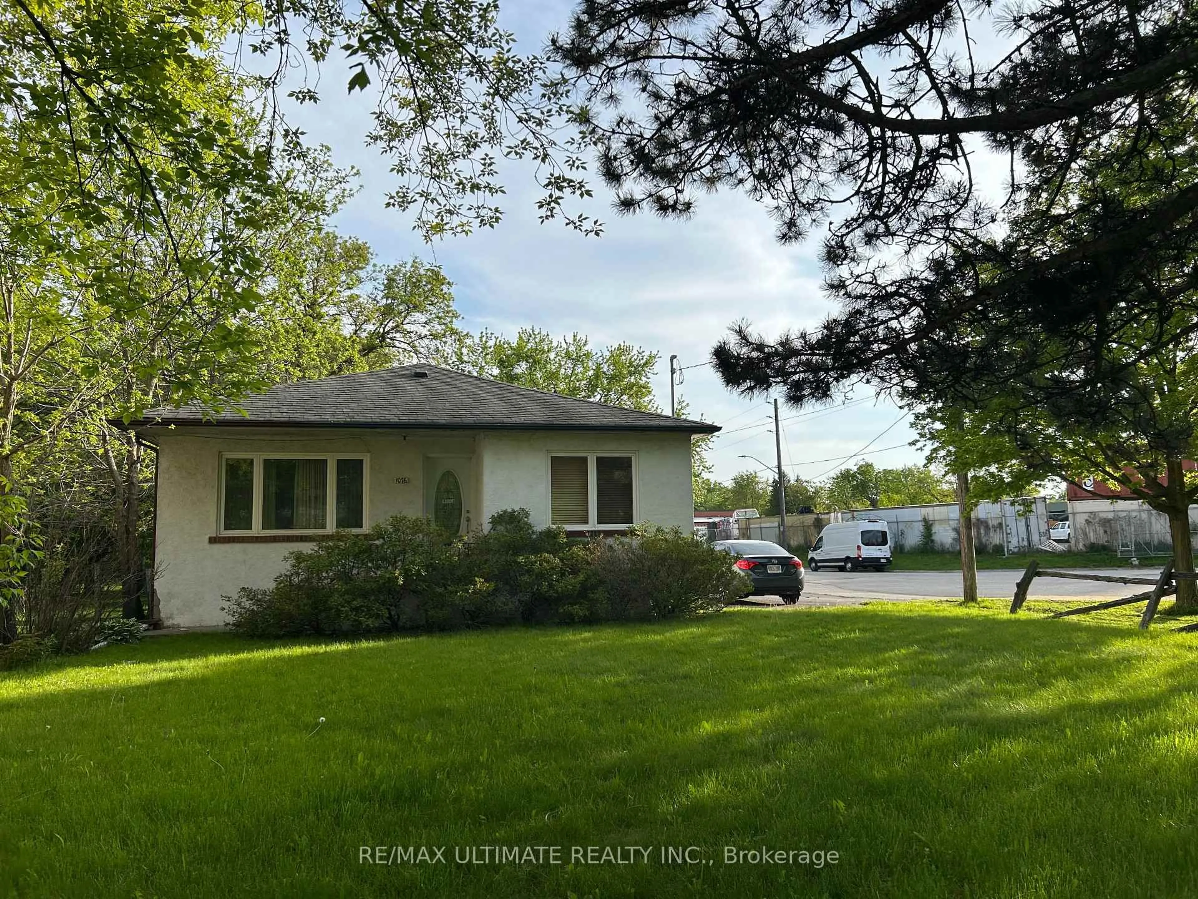 A pic from outside/outdoor area/front of a property/back of a property/a pic from drone, street for 1076 Dixie Rd, Mississauga Ontario L5E 2P4