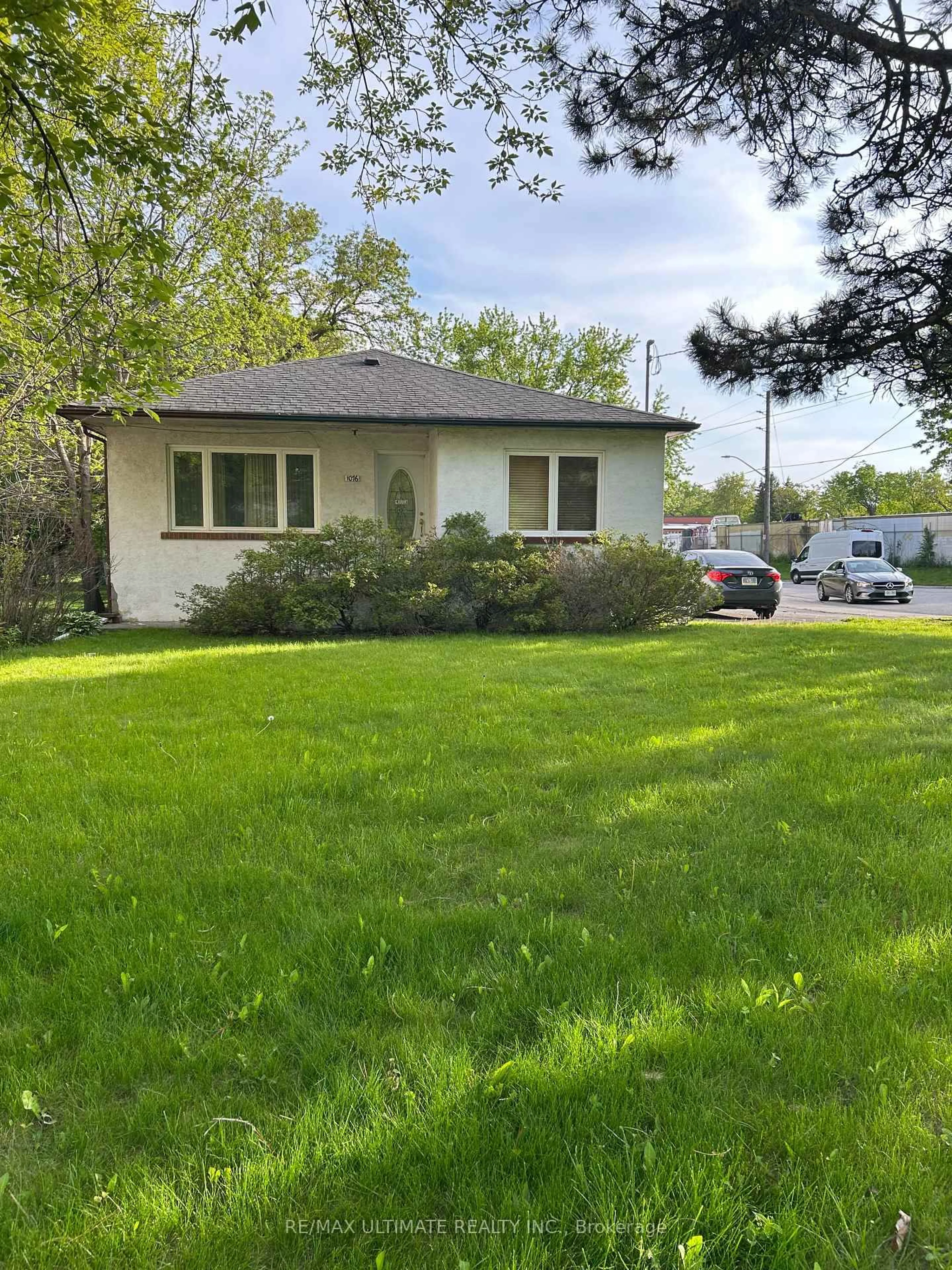 Home with vinyl exterior material, street for 1076 Dixie Rd, Mississauga Ontario L5E 2P4