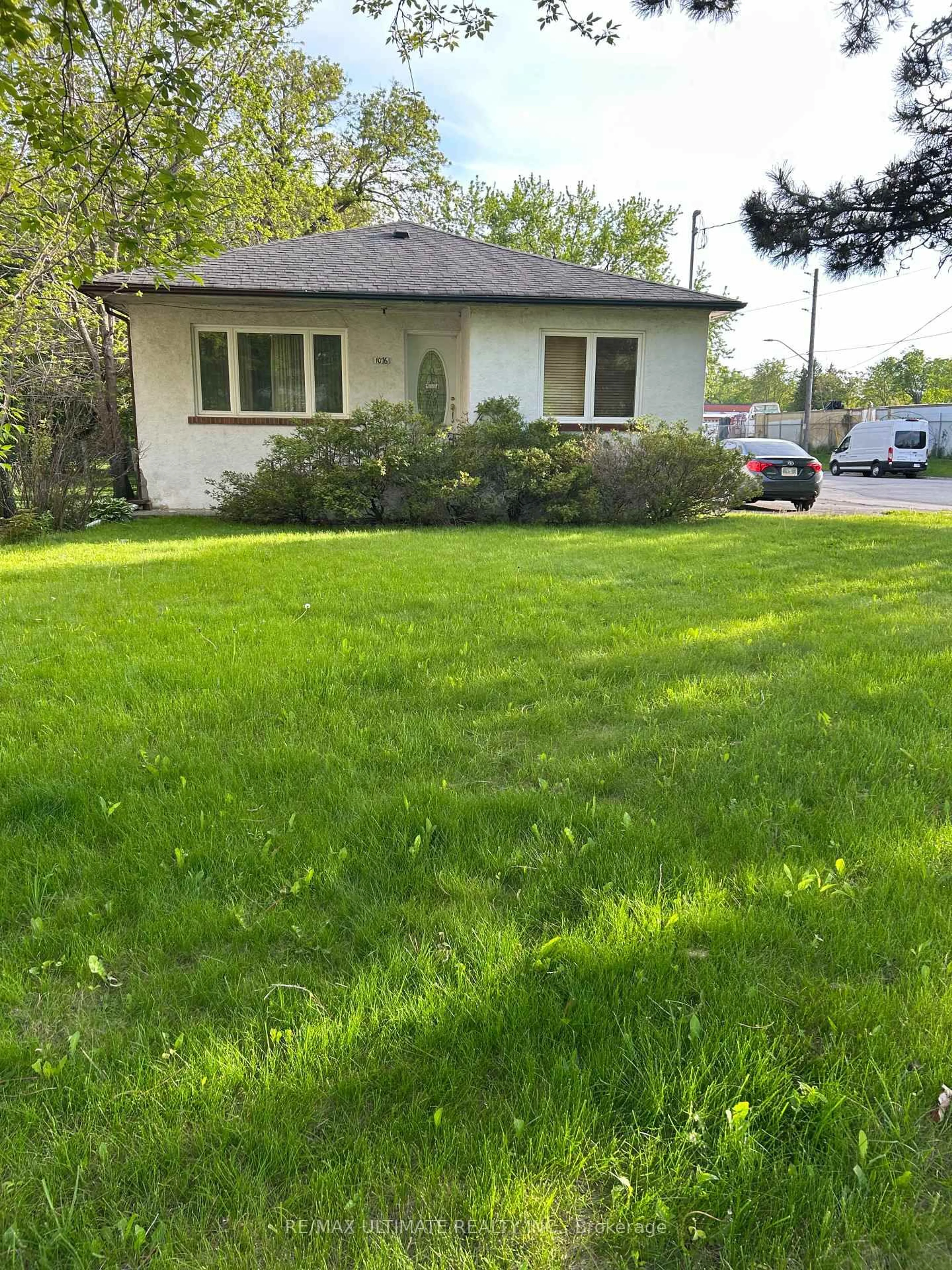 A pic from outside/outdoor area/front of a property/back of a property/a pic from drone, street for 1076 Dixie Rd, Mississauga Ontario L5E 2P4