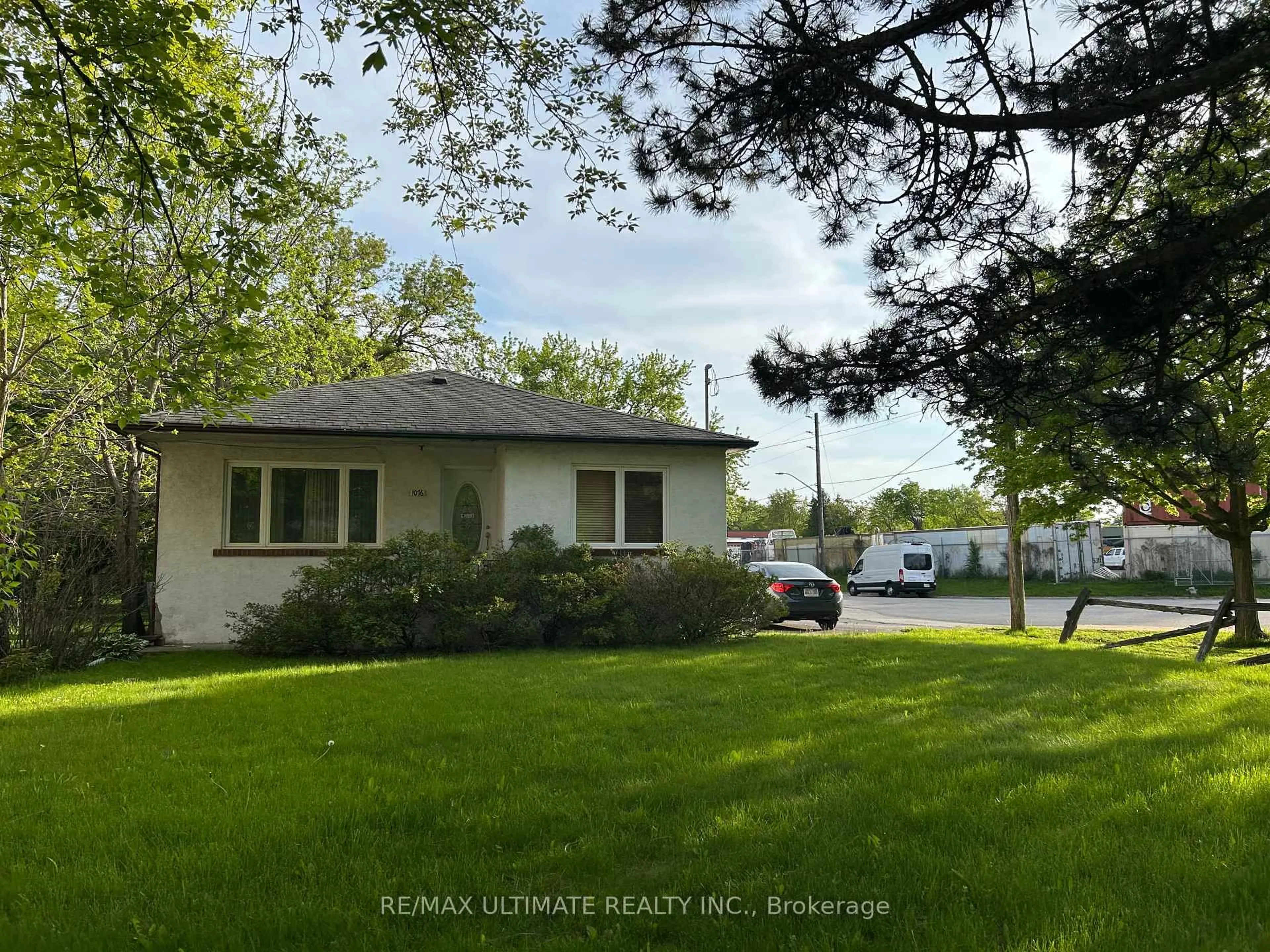 A pic from outside/outdoor area/front of a property/back of a property/a pic from drone, street for 1076 Dixie Rd, Mississauga Ontario L5E 2P4
