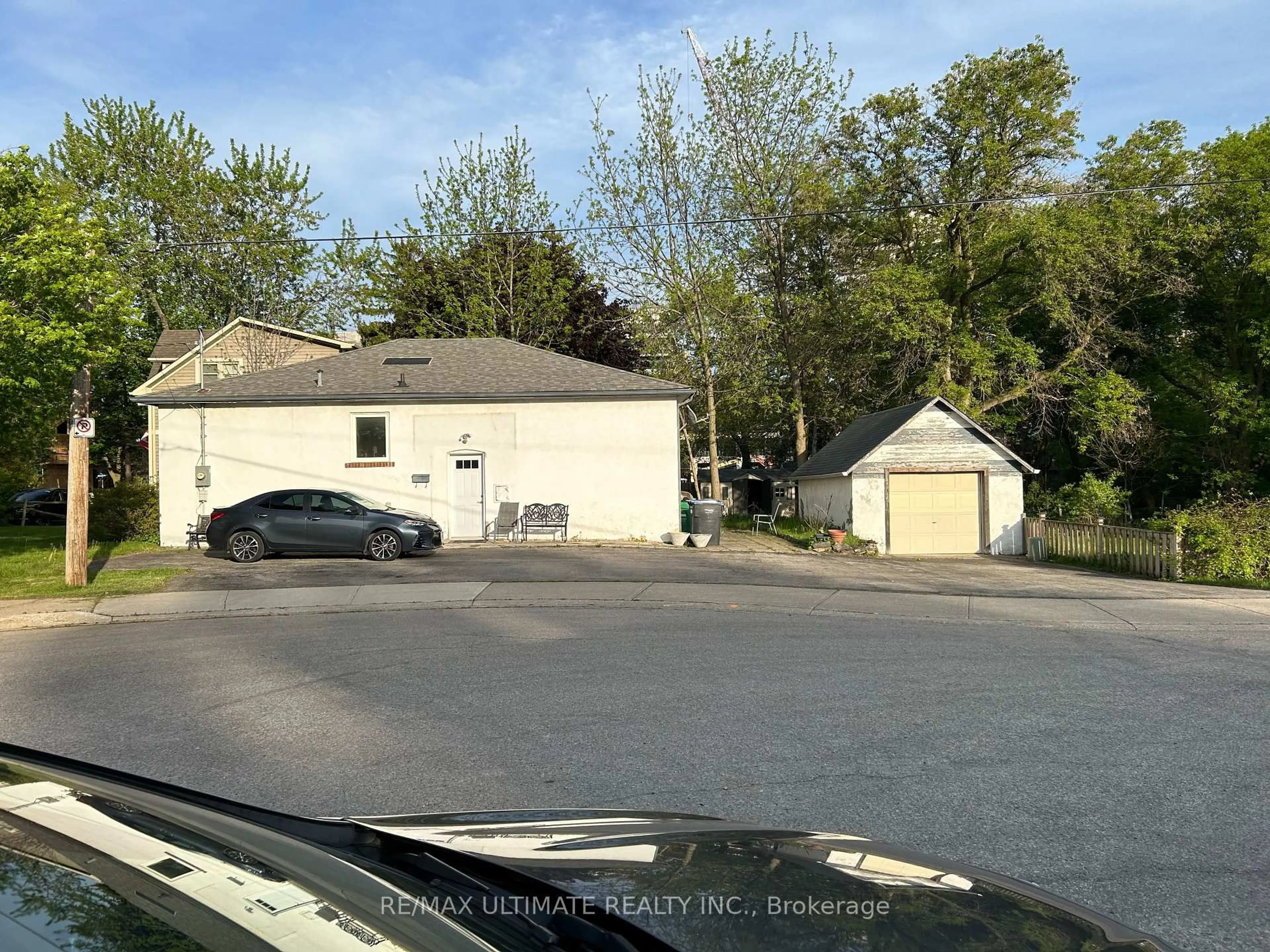 Unknown for 1076 Dixie Rd, Mississauga Ontario L5E 2P4