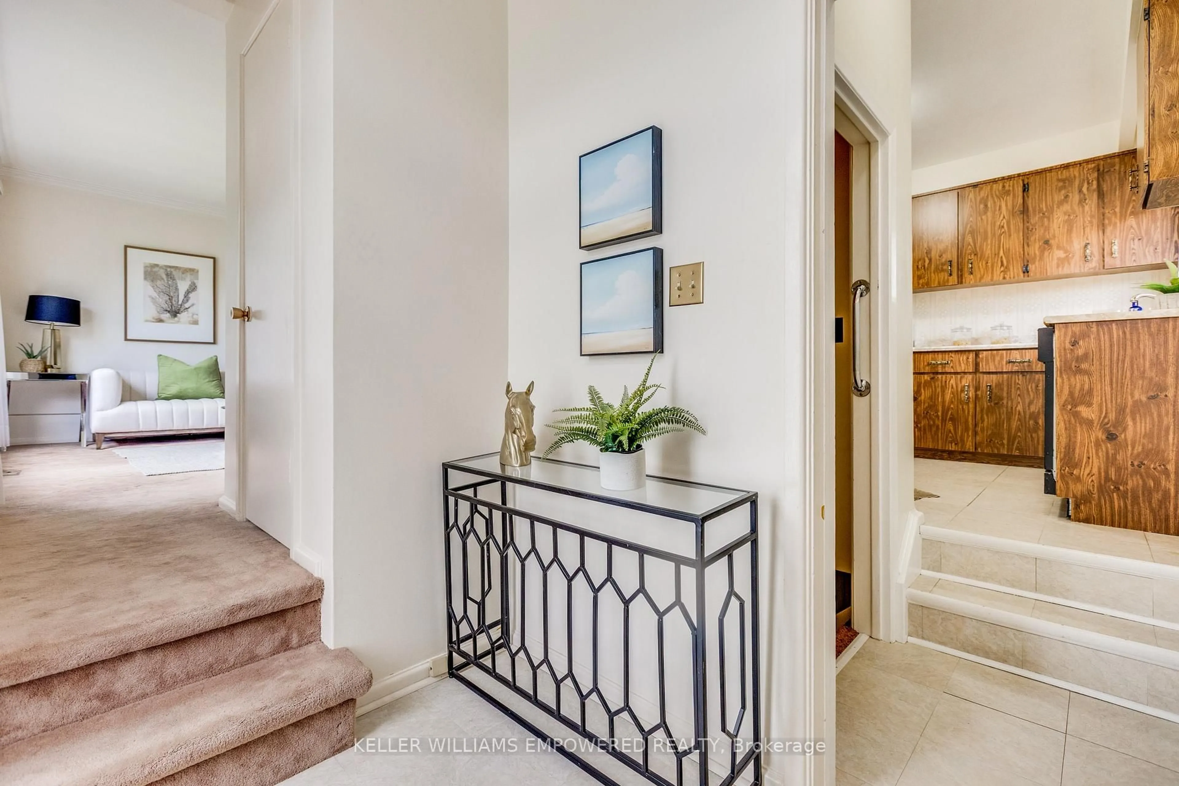 Indoor entryway for 17 Checkendon Dr, Toronto Ontario M9W 2Y8