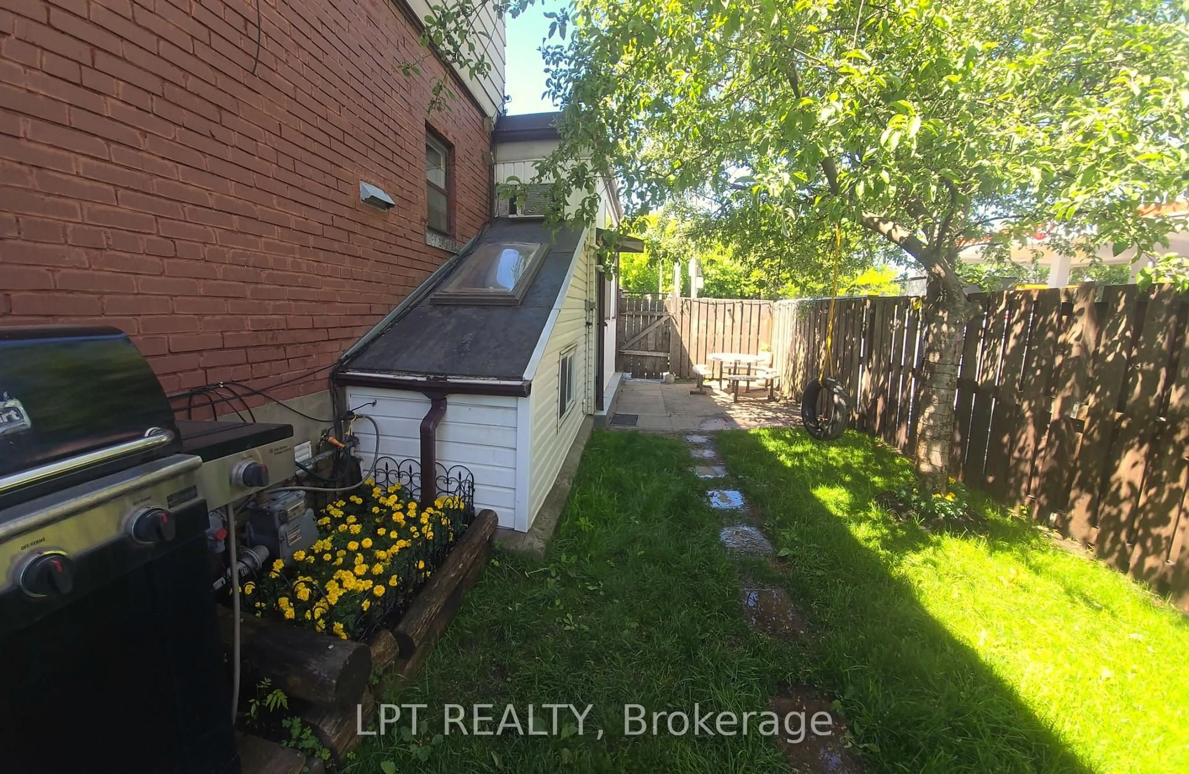 A pic from outside/outdoor area/front of a property/back of a property/a pic from drone, street for 1314 Dupont St, Toronto Ontario M6H 2A7