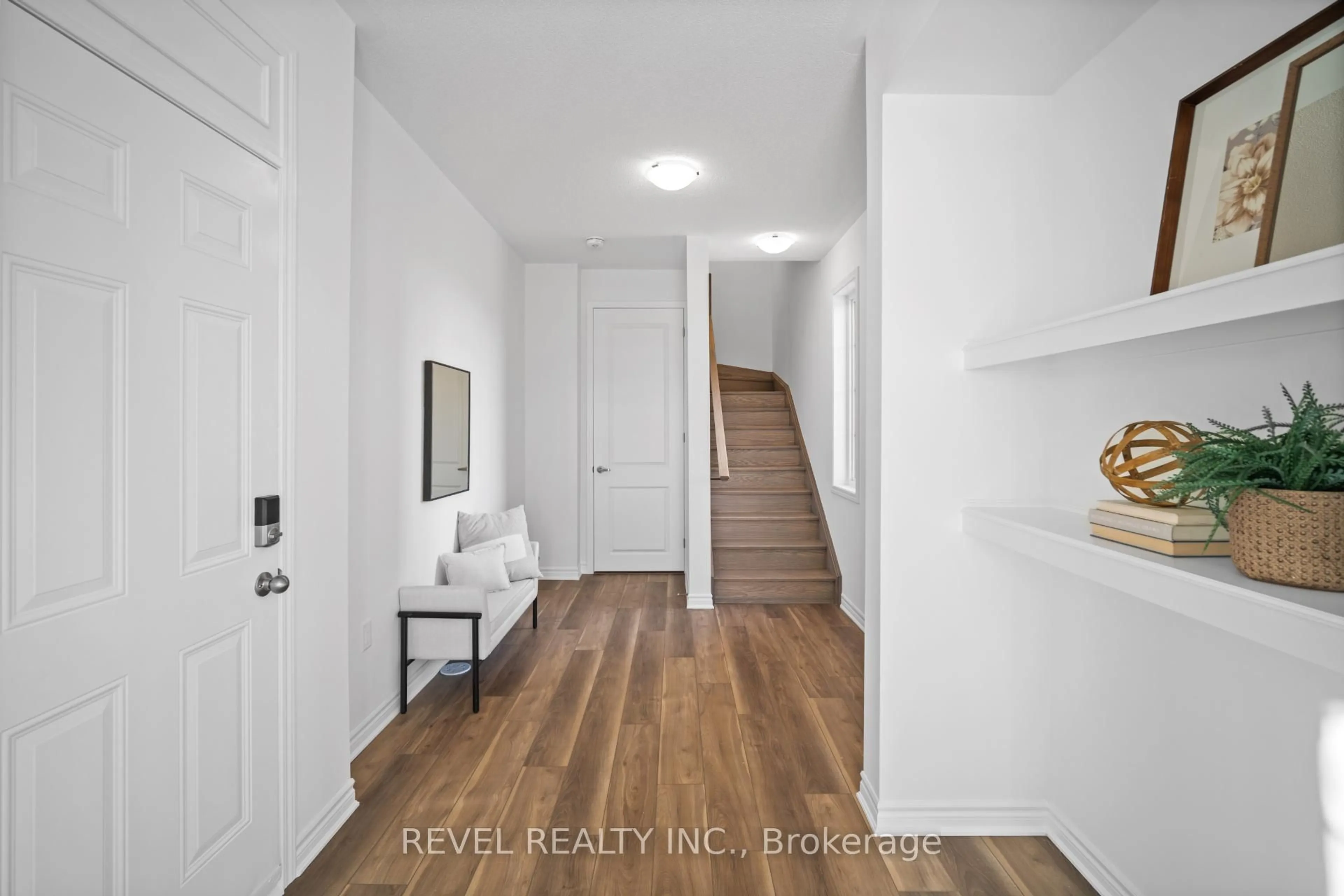 Indoor entryway for 22 Varsity Dr, Brampton Ontario L7A 5M6