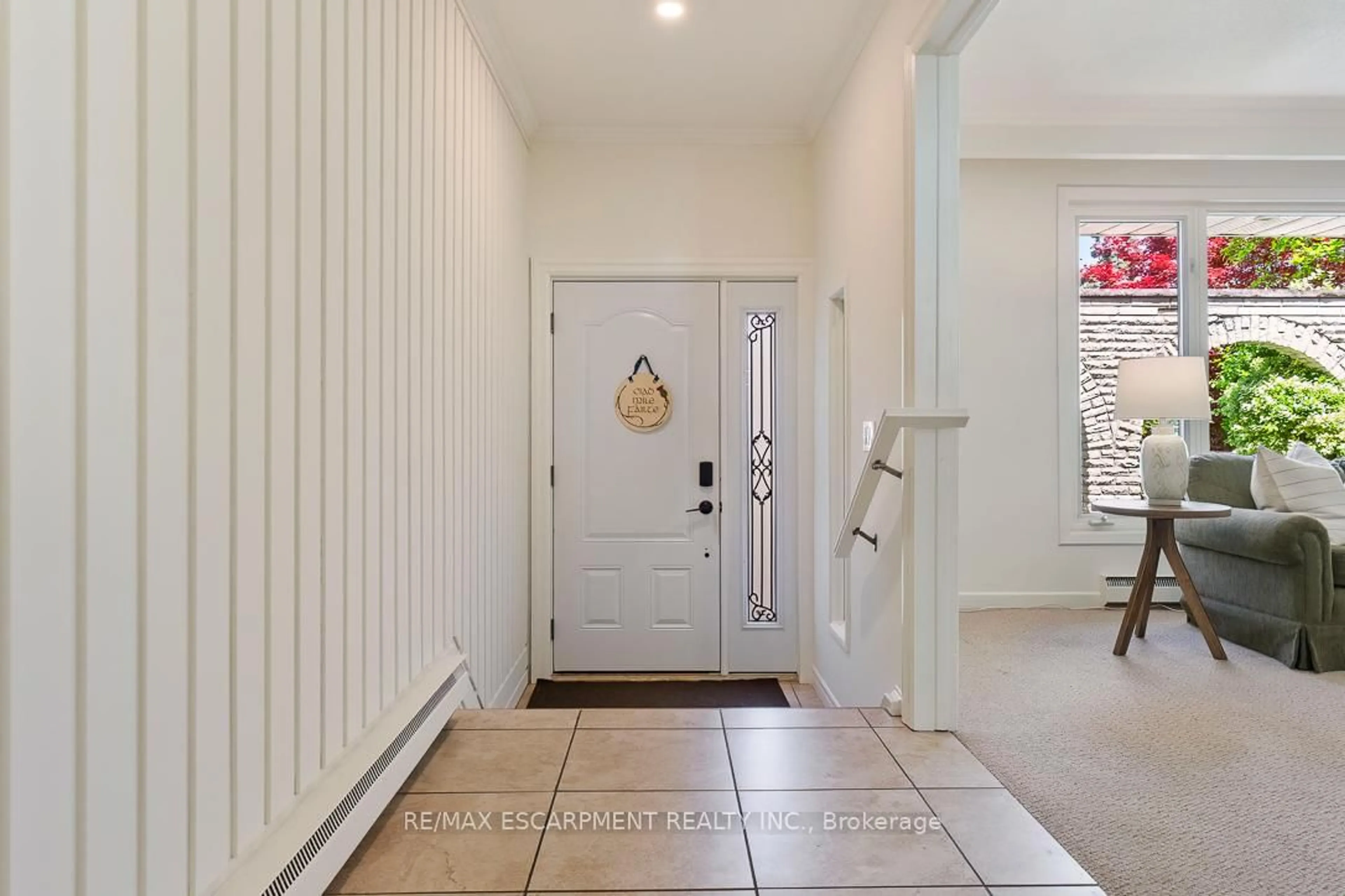 Indoor entryway for 1393 Winglos Crt, Mississauga Ontario L5C 1R2