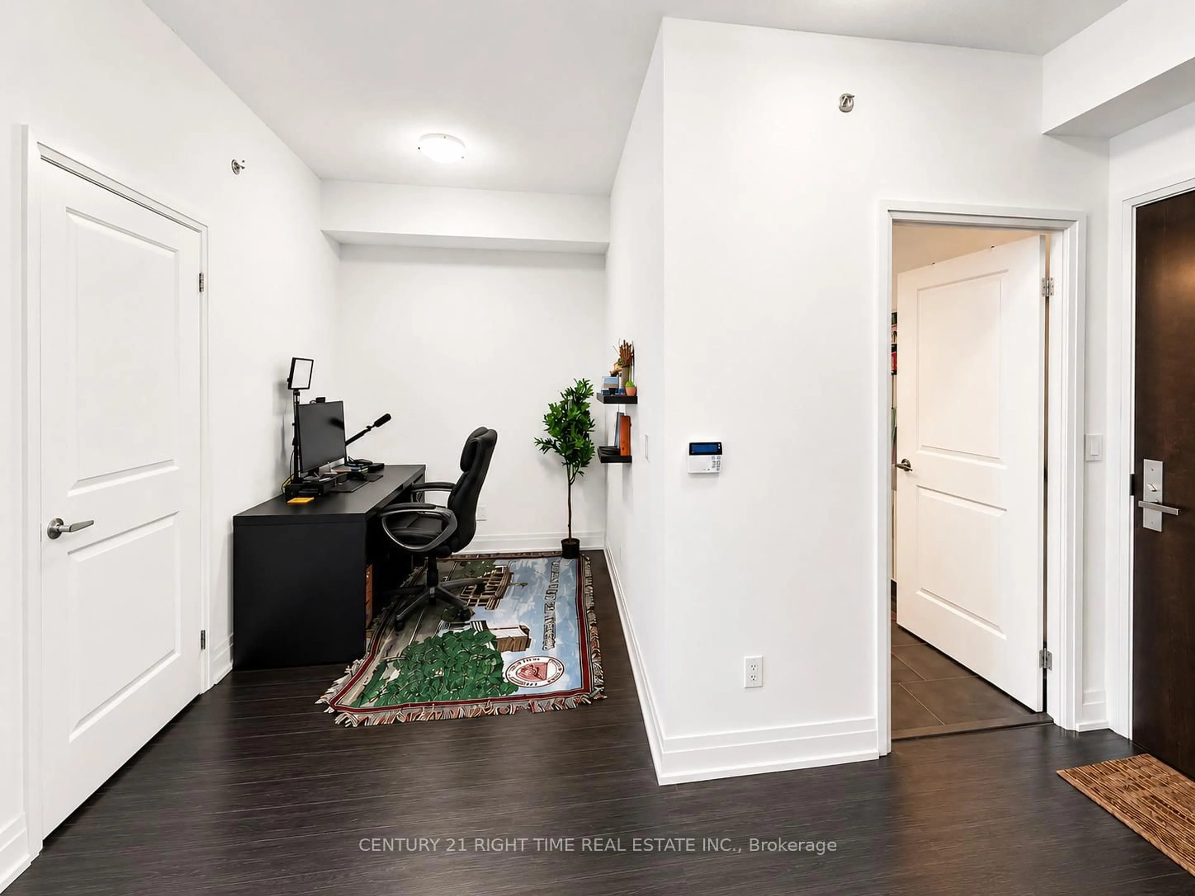 Indoor entryway for 65 SPEERS Rd #1506, Oakville Ontario L6K 0J1