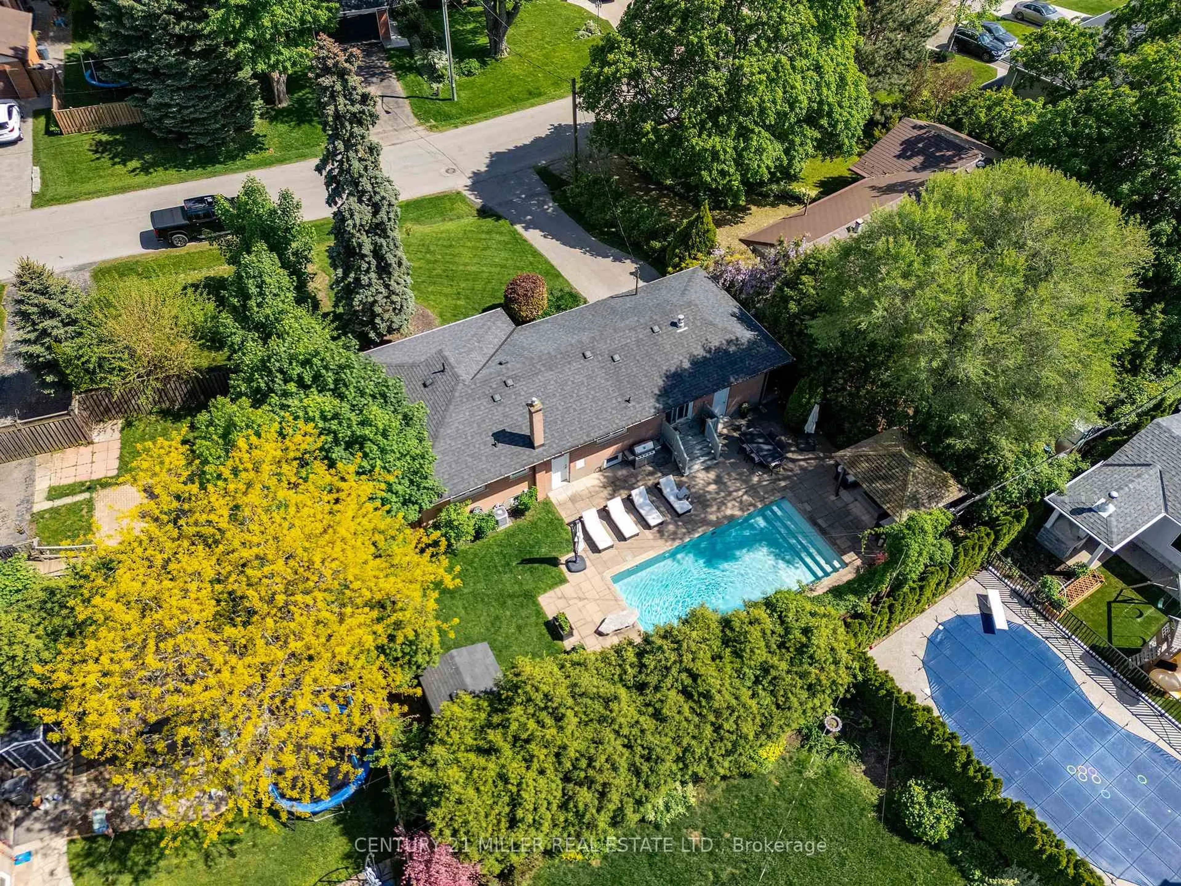 A pic from outside/outdoor area/front of a property/back of a property/a pic from drone, street for 1171 Tisdale St, Oakville Ontario L6L 2S9