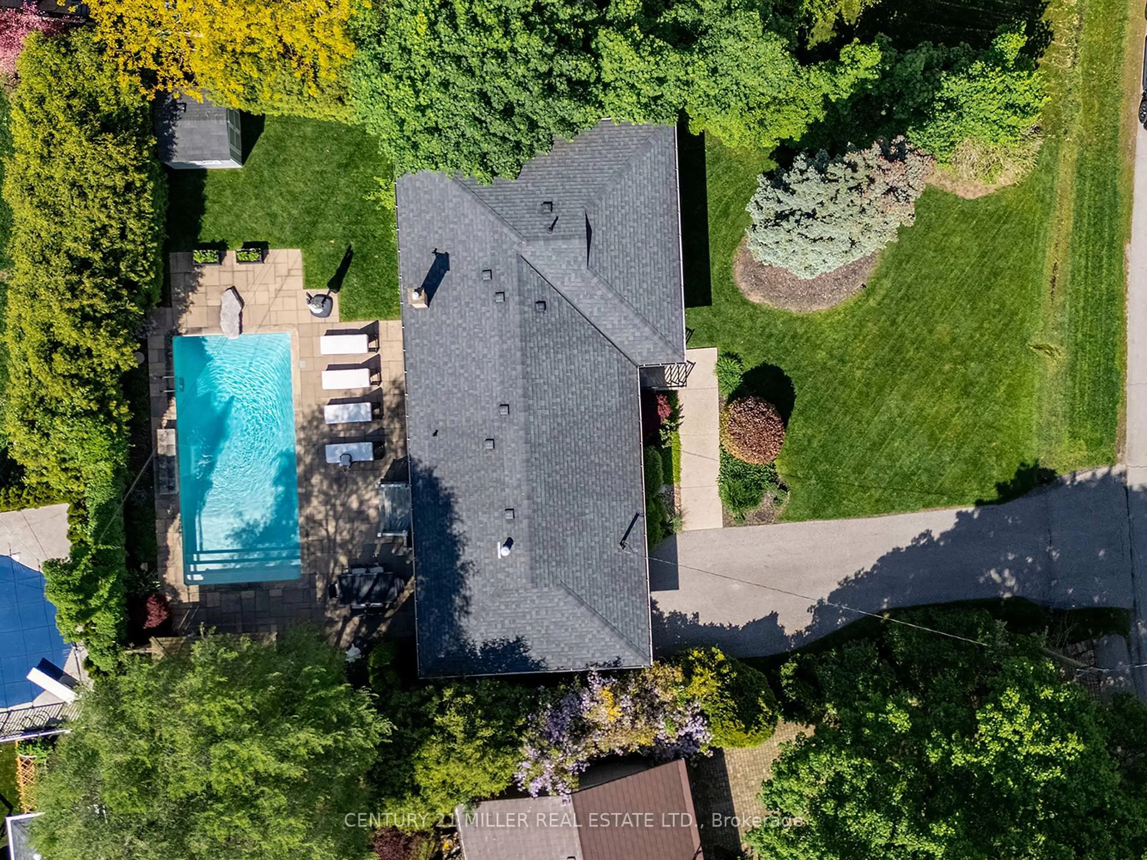 A pic from outside/outdoor area/front of a property/back of a property/a pic from drone, unknown for 1171 Tisdale St, Oakville Ontario L6L 2S9
