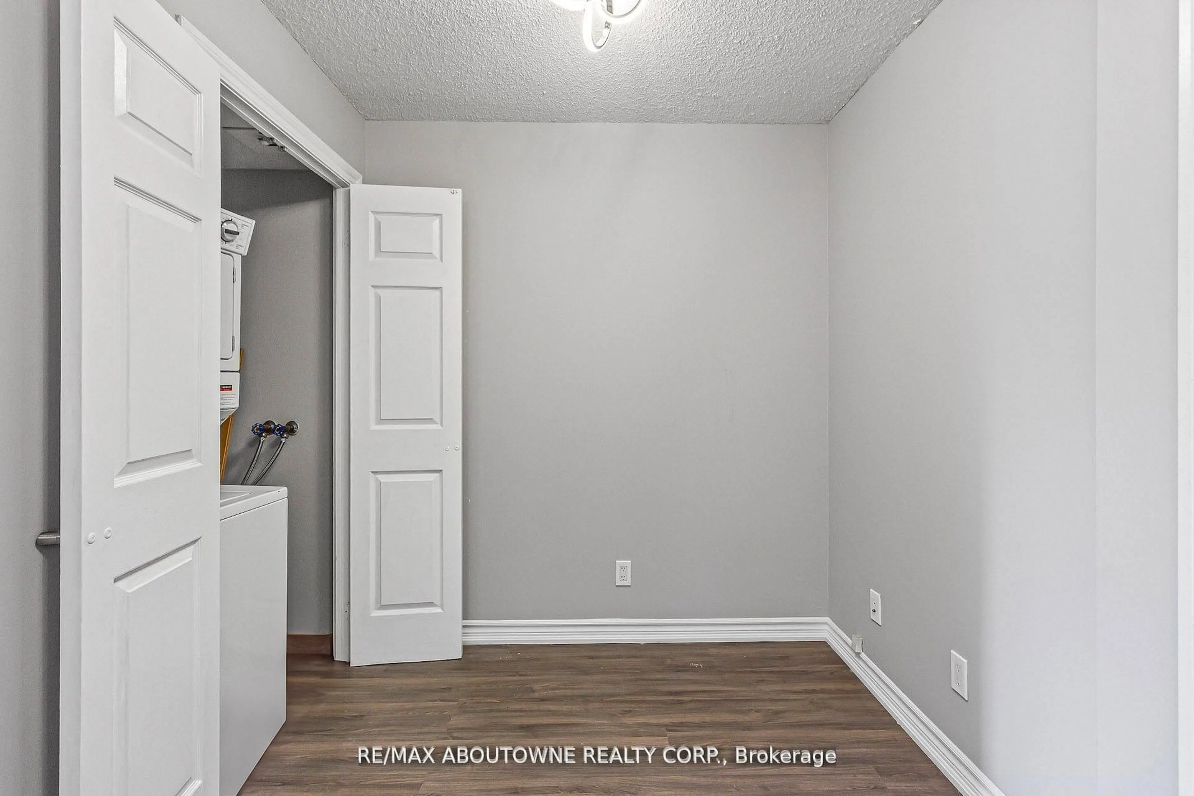 A pic of a room for 310 Burnhamthorpe Rd #401, Mississauga Ontario L5B 4P9