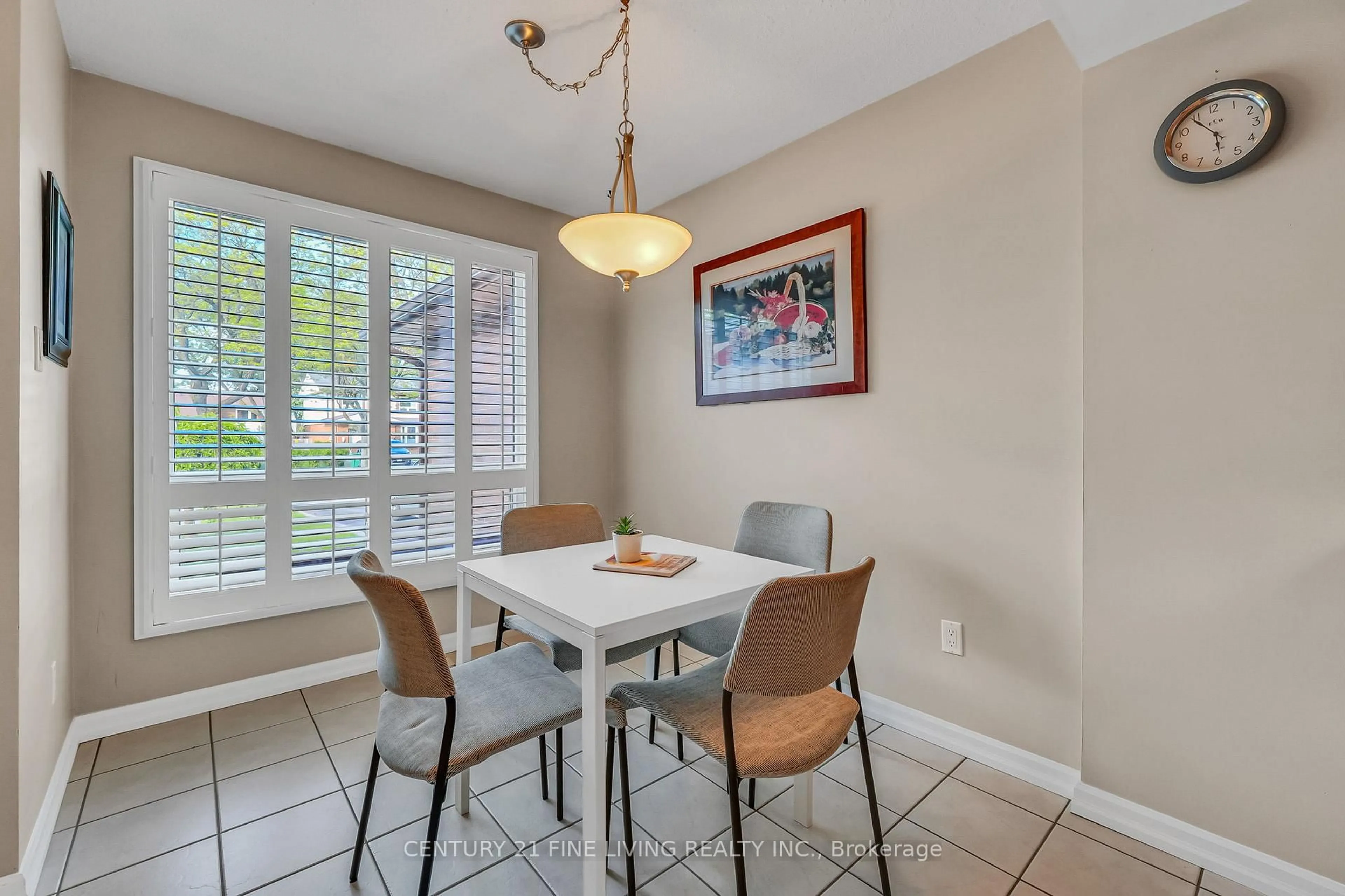 Dining room, ceramic/tile floor for 6038 Featherhead Cres, Mississauga Ontario L5N 2B6