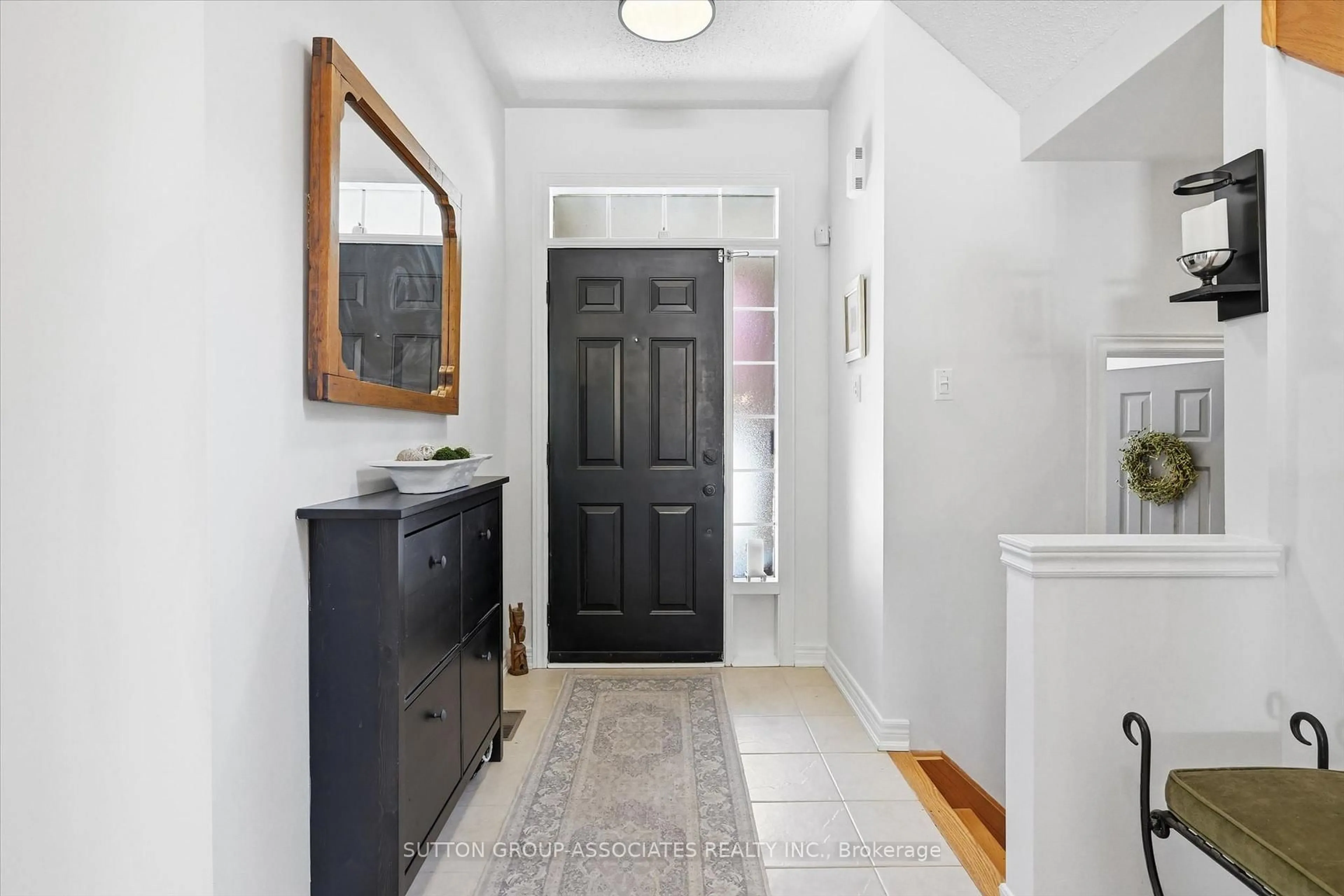 Indoor entryway for 2417 Hilda Dr, Oakville Ontario L6H 7N5