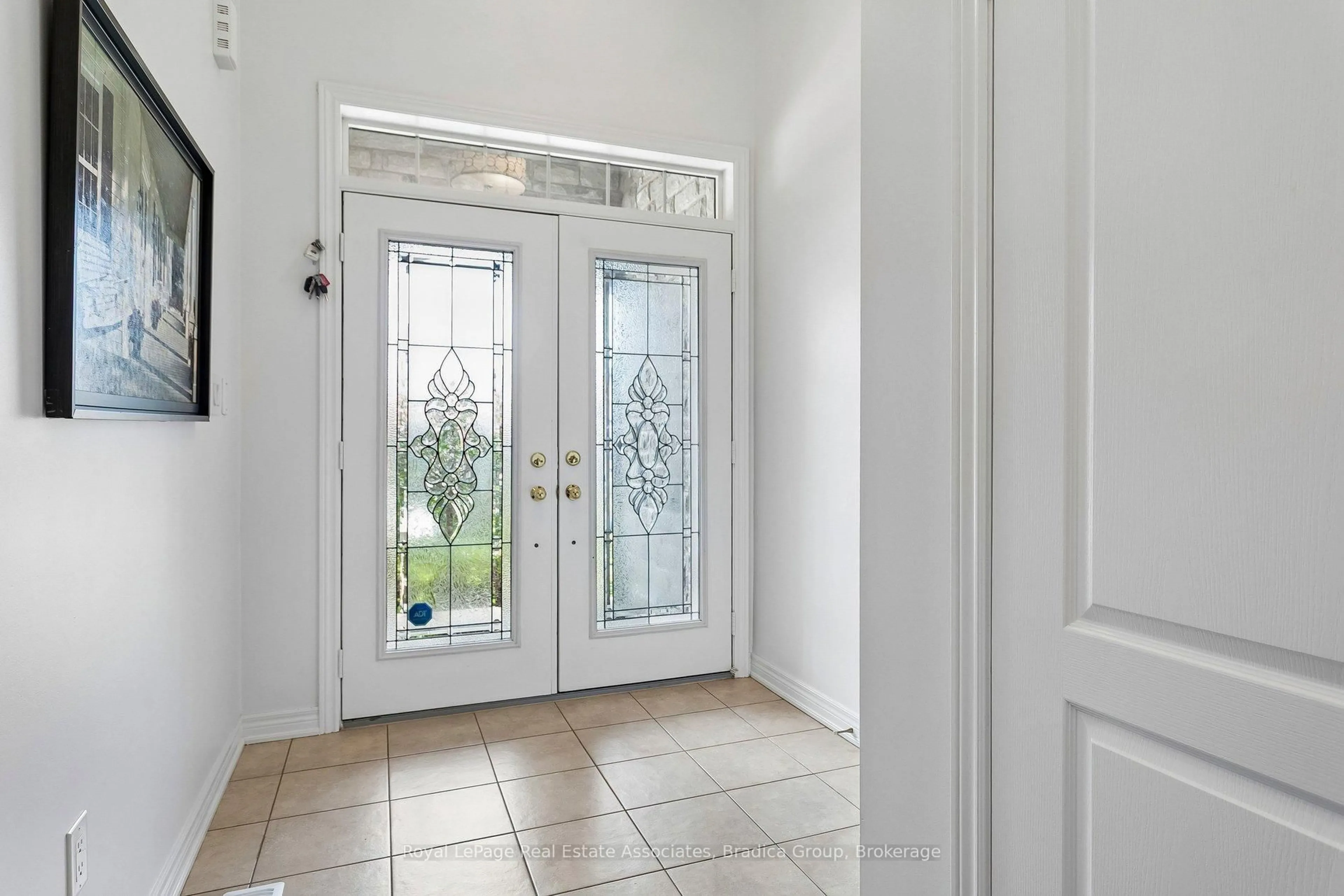 Indoor entryway for 2376 Wasaga Dr, Oakville Ontario L6H 0B7