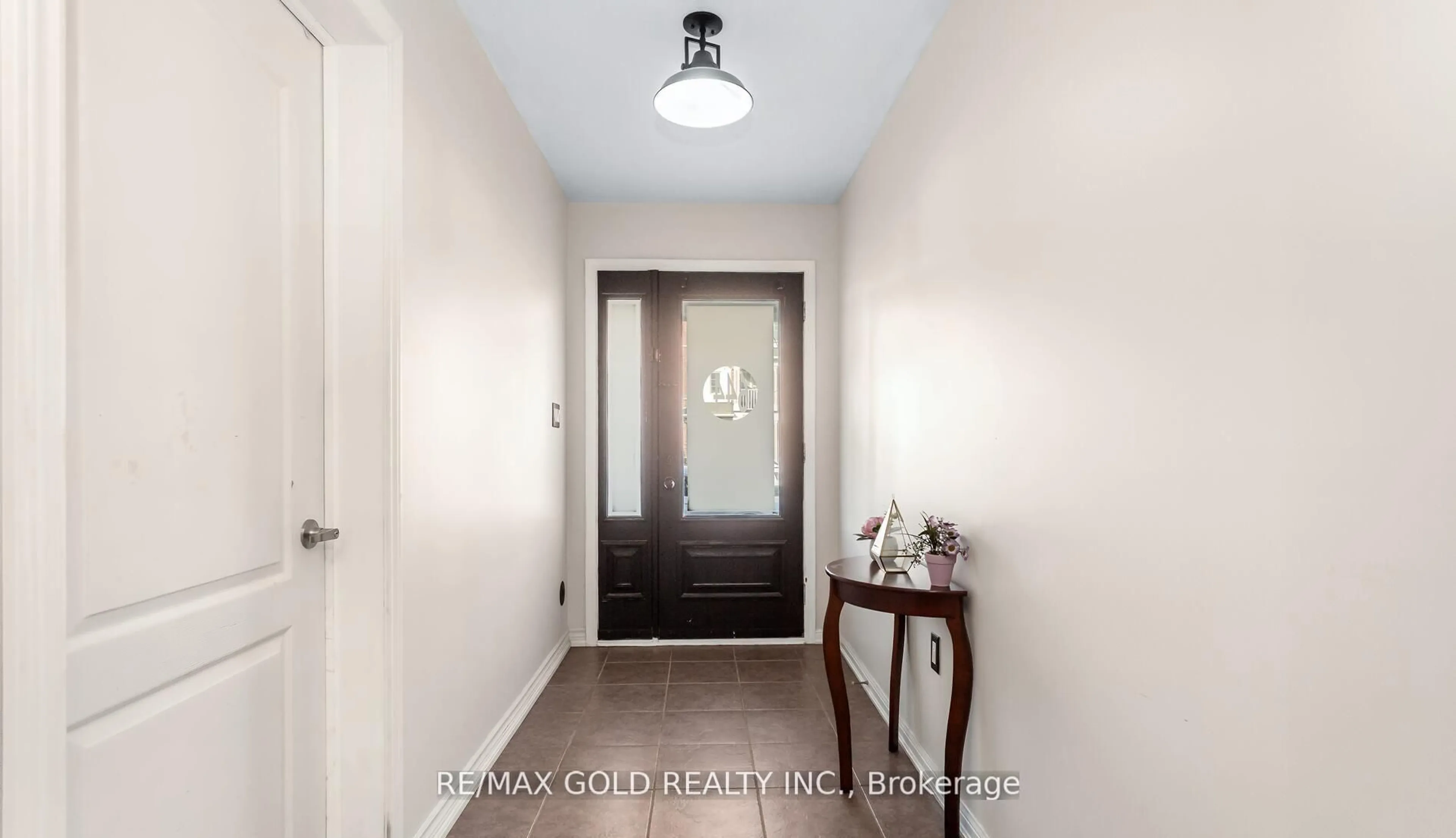 Indoor entryway for 644 Scott Blvd, Milton Ontario L9T 0P2