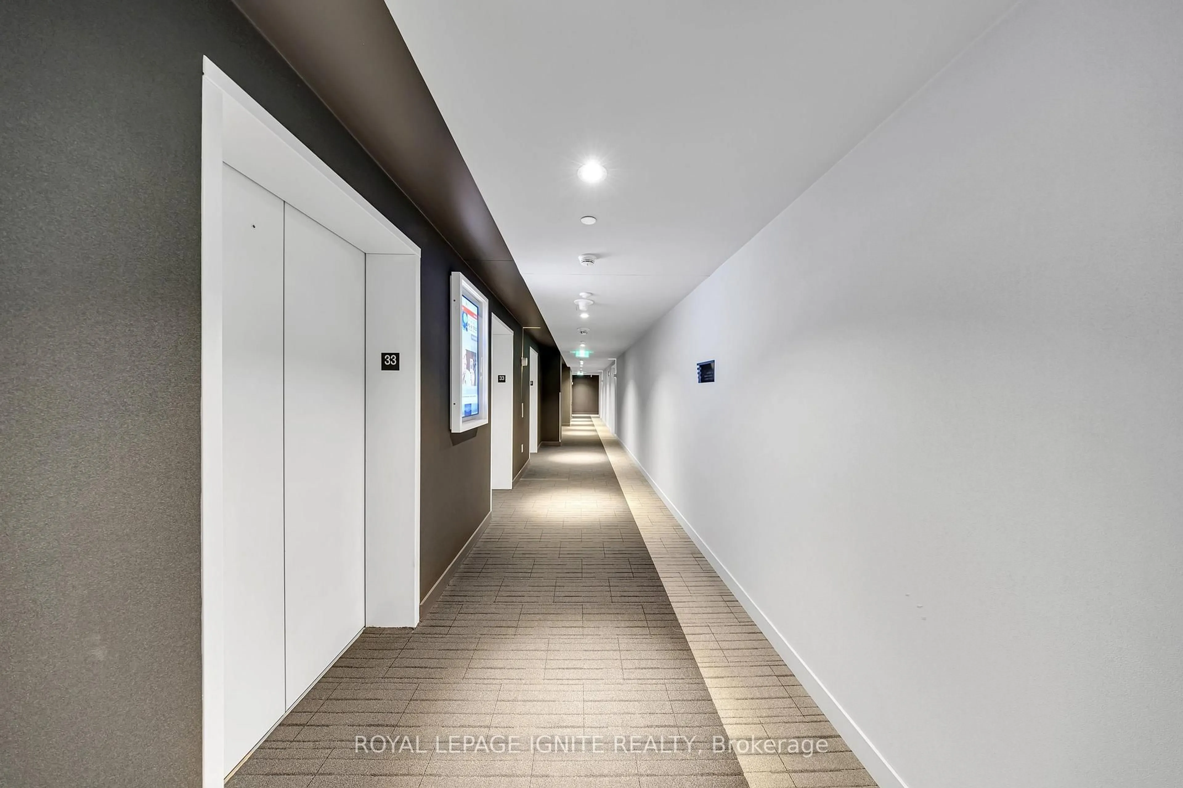 Indoor foyer for 3900 Confederation Pkwy #3301, Mississauga Ontario L5B 0M3