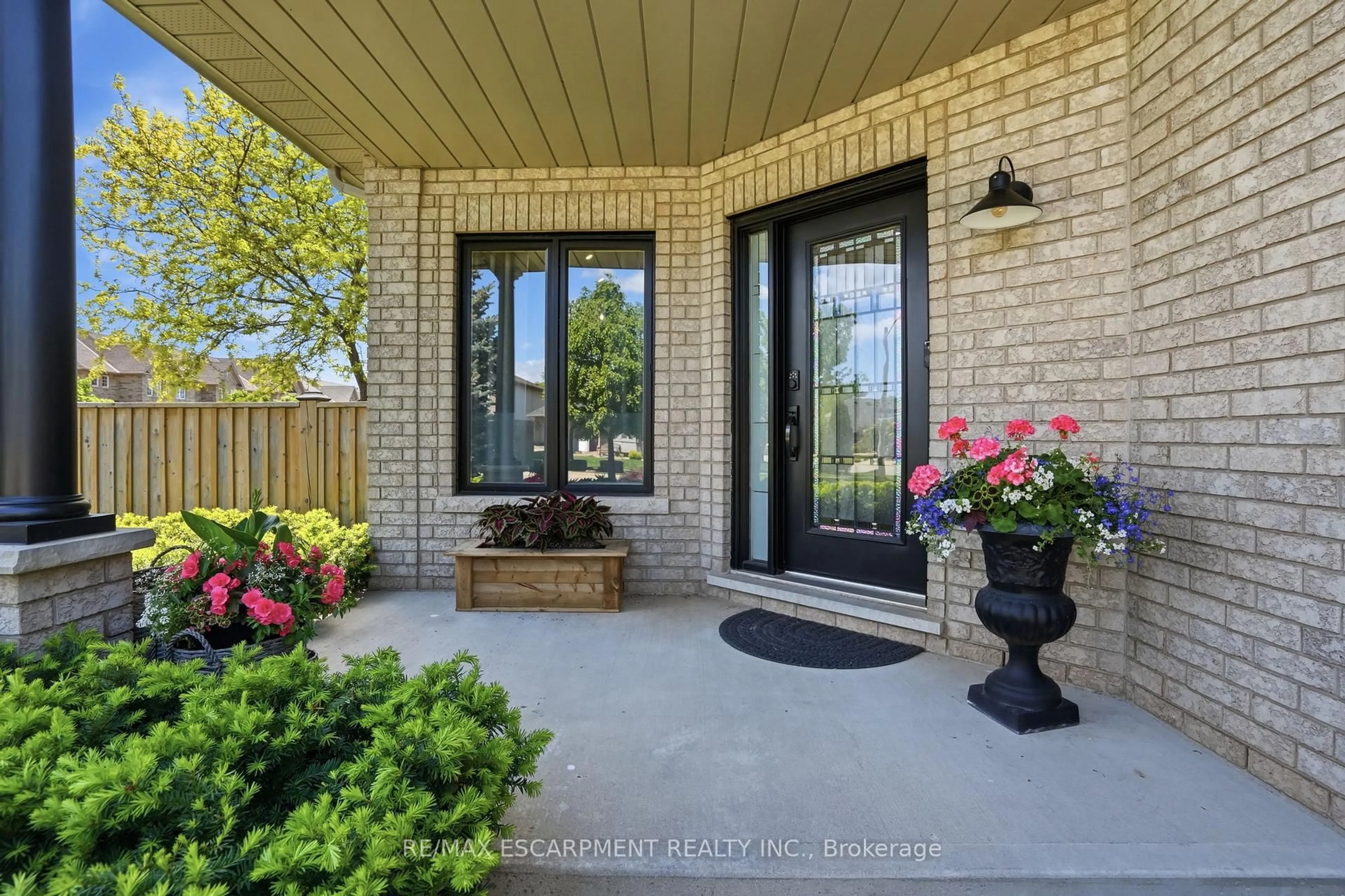 Indoor entryway for 1300 Silvan Forest Dr, Burlington Ontario L7M 4L2