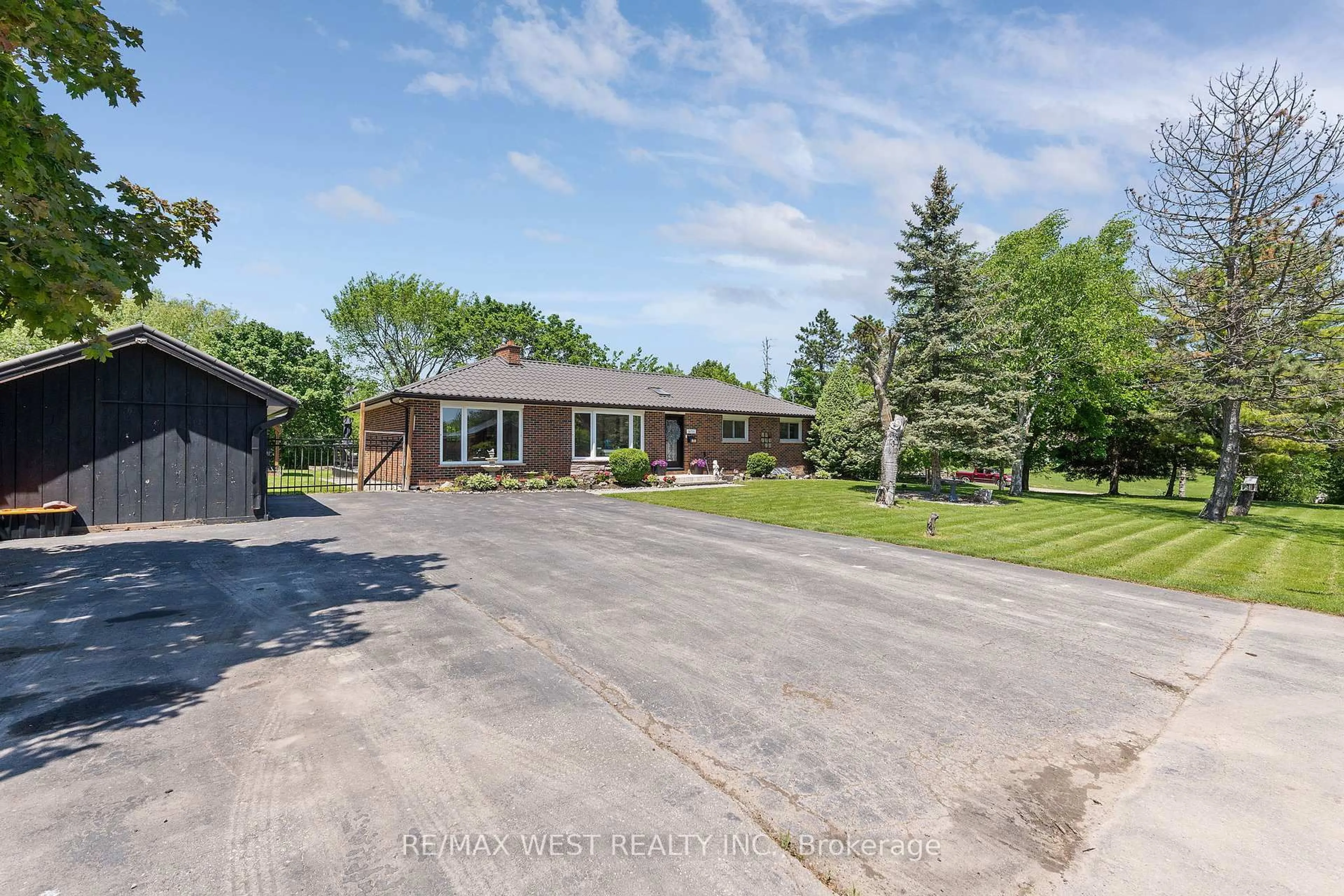 A pic from outside/outdoor area/front of a property/back of a property/a pic from drone, street for 16731 Leslie Hill Rd, Halton Hills Ontario L0P 1N0