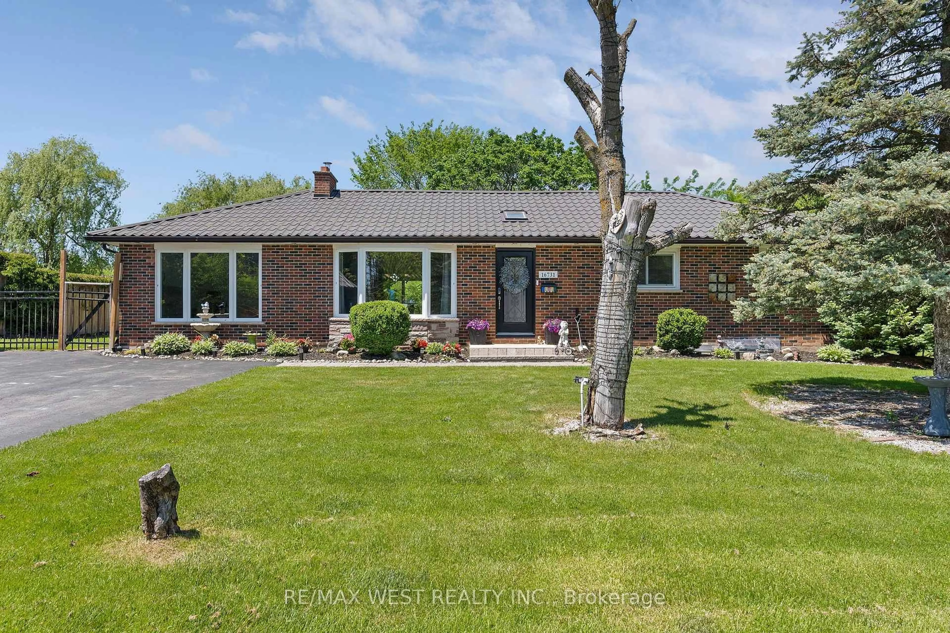 A pic from outside/outdoor area/front of a property/back of a property/a pic from drone, street for 16731 Leslie Hill Rd, Halton Hills Ontario L0P 1N0