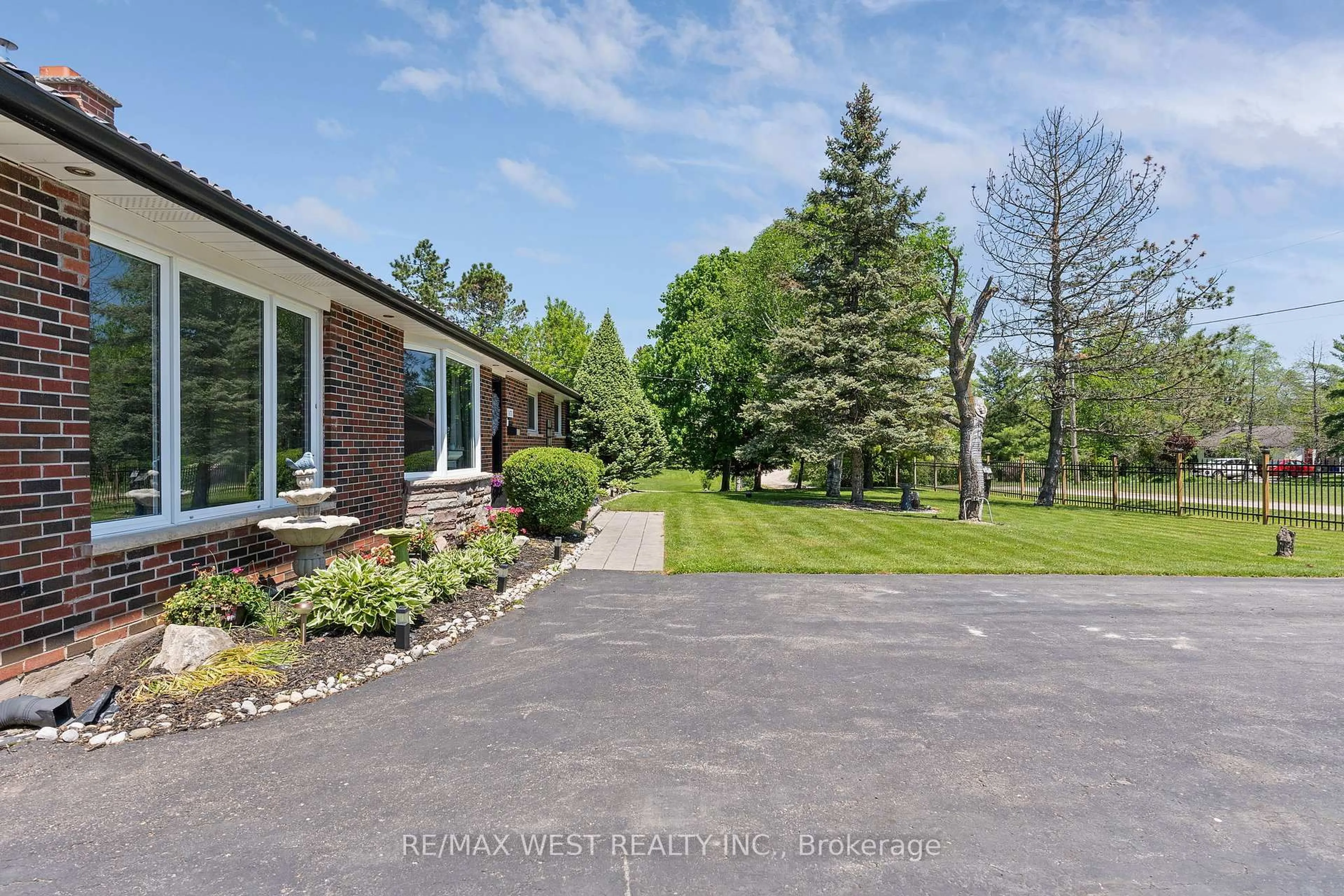 A pic from outside/outdoor area/front of a property/back of a property/a pic from drone, unknown for 16731 Leslie Hill Rd, Halton Hills Ontario L0P 1N0