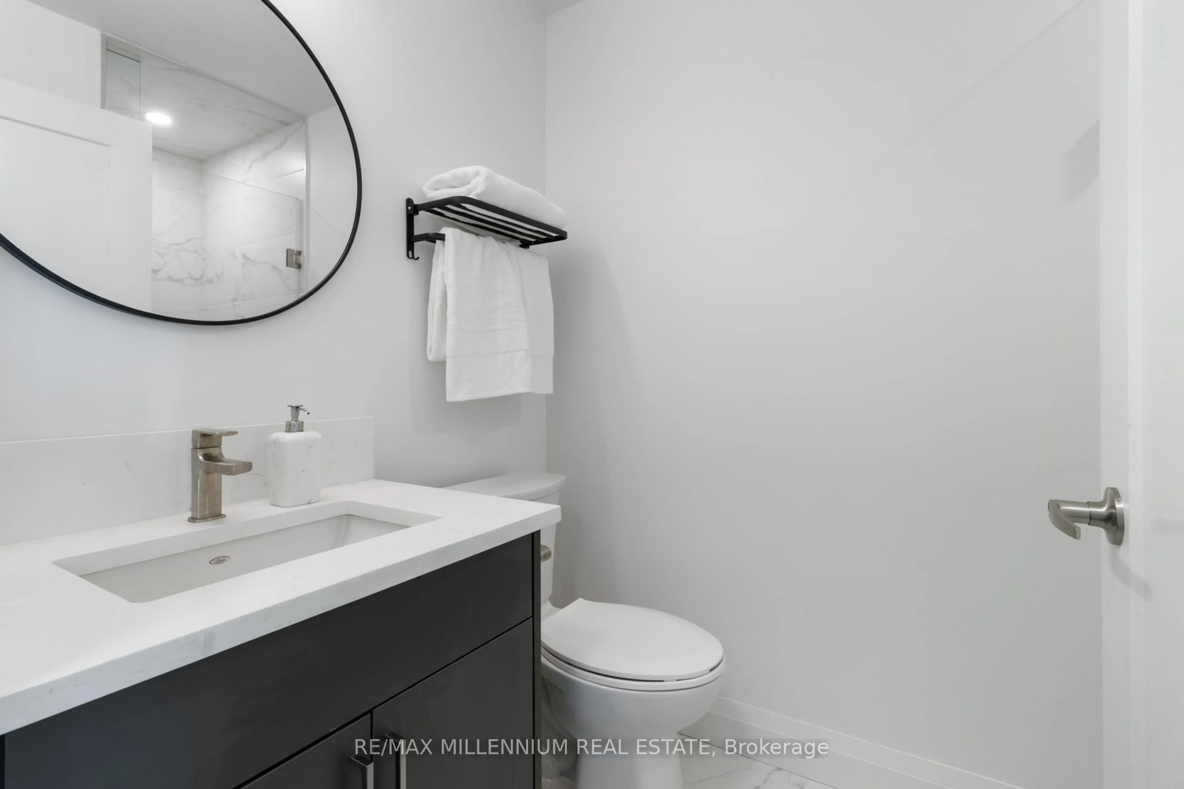 Standard bathroom, unknown for 500 Brock Ave #1302, Burlington Ontario L7S 0A5