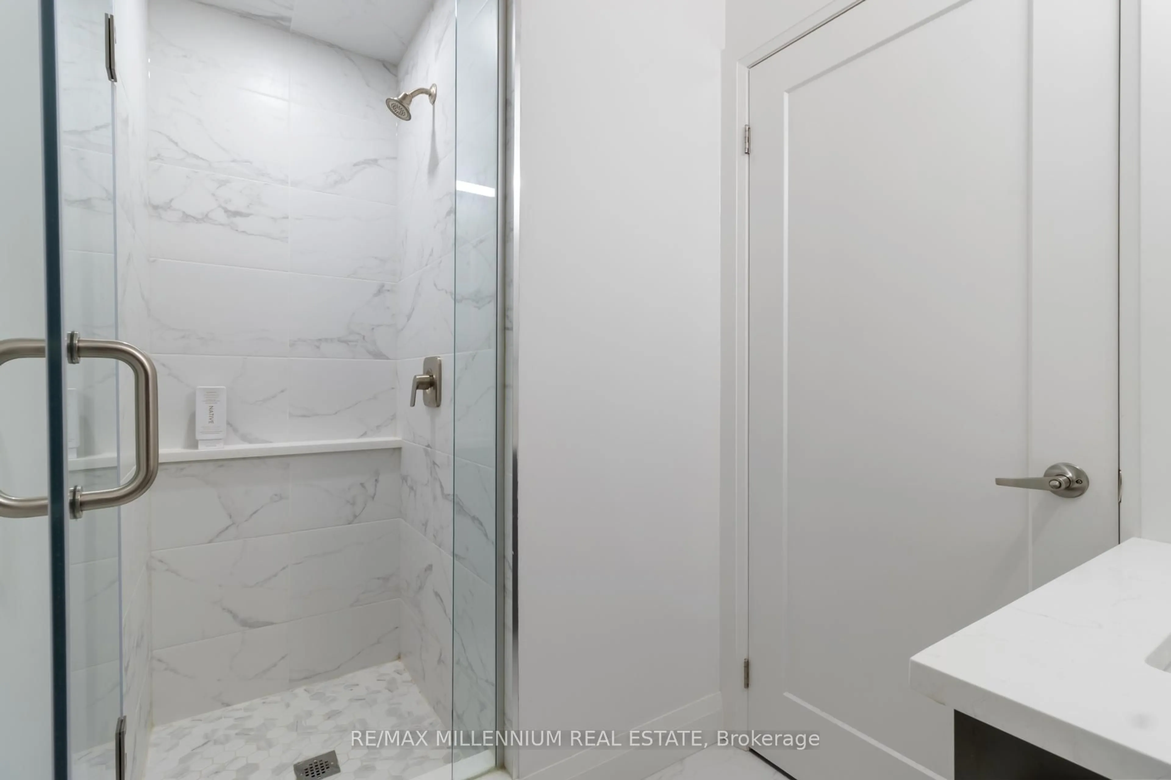 Standard bathroom, ceramic/tile floor for 500 Brock Ave #1302, Burlington Ontario L7S 0A5