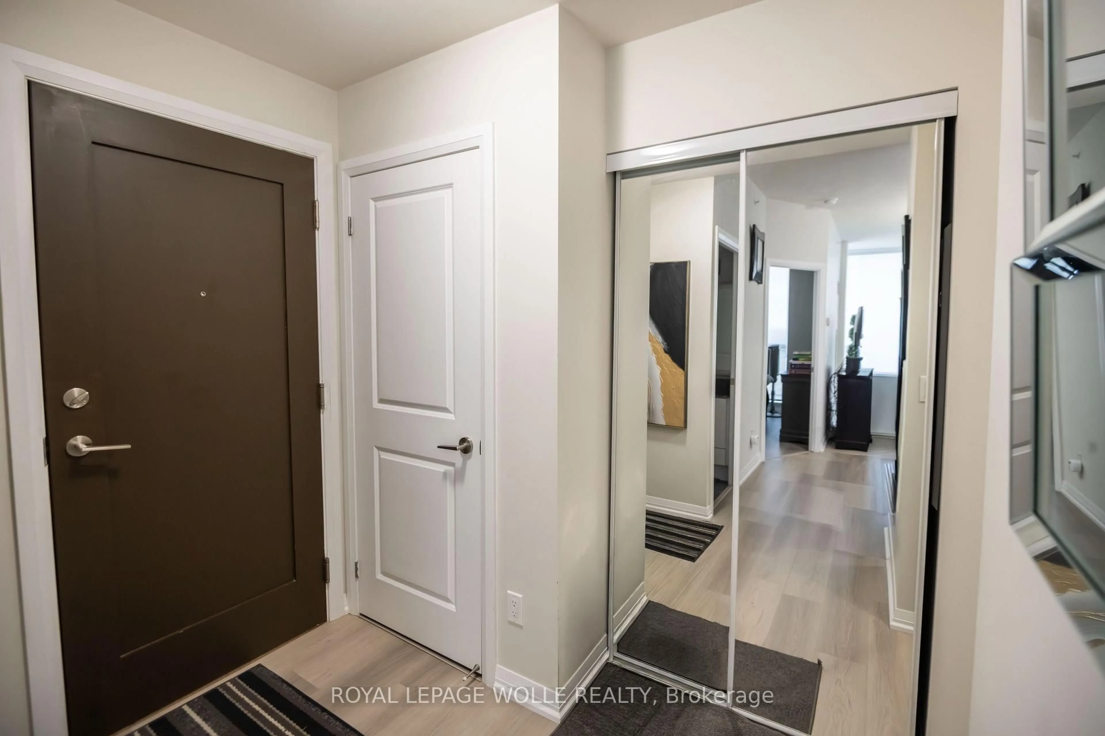 Indoor entryway for 75 Eglinton Ave #1601, Mississauga Ontario L5R 0E5