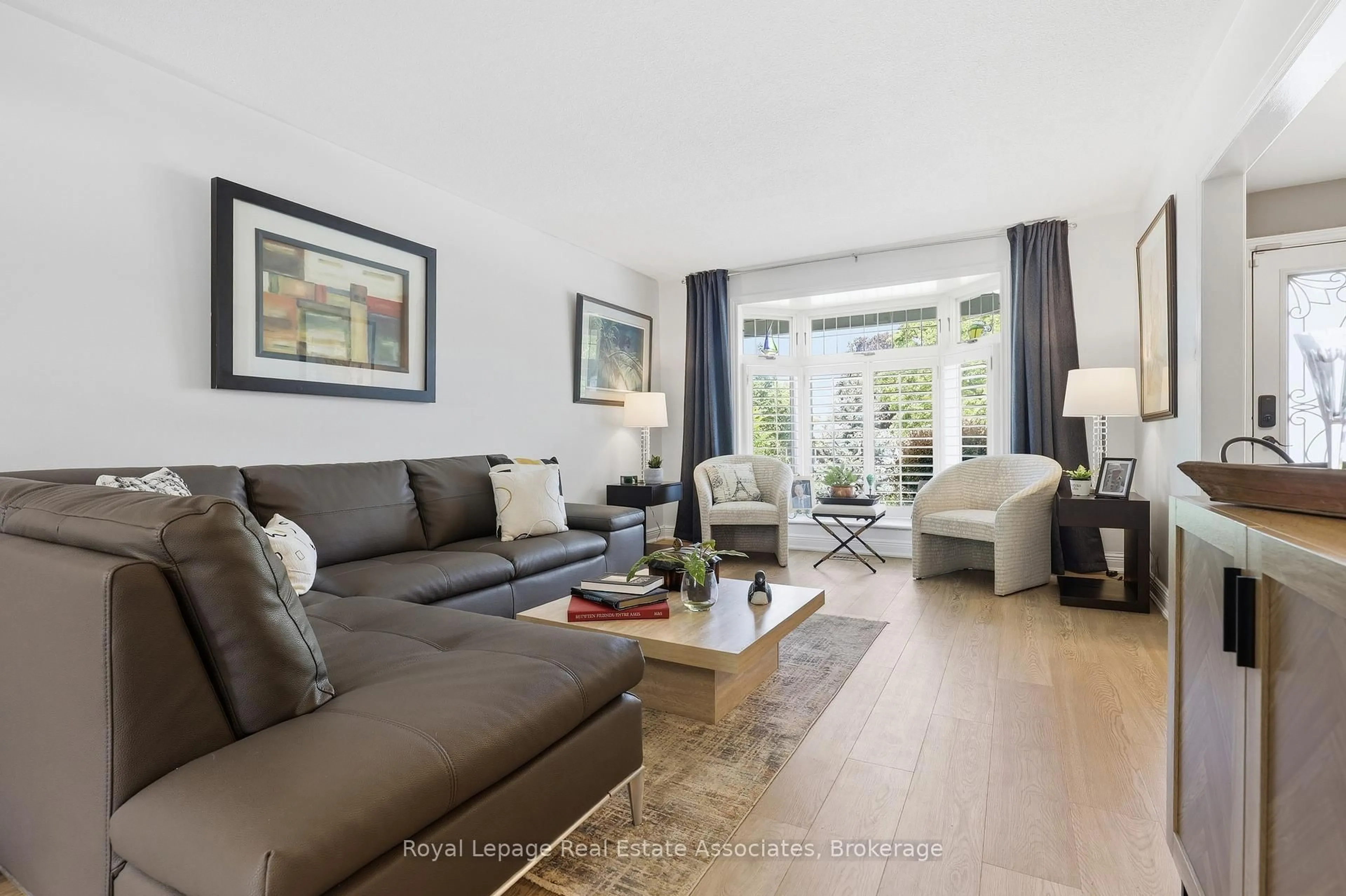 Living room with furniture, wood/laminate floor for 2580 Homelands Dr, Mississauga Ontario L5K 1H6
