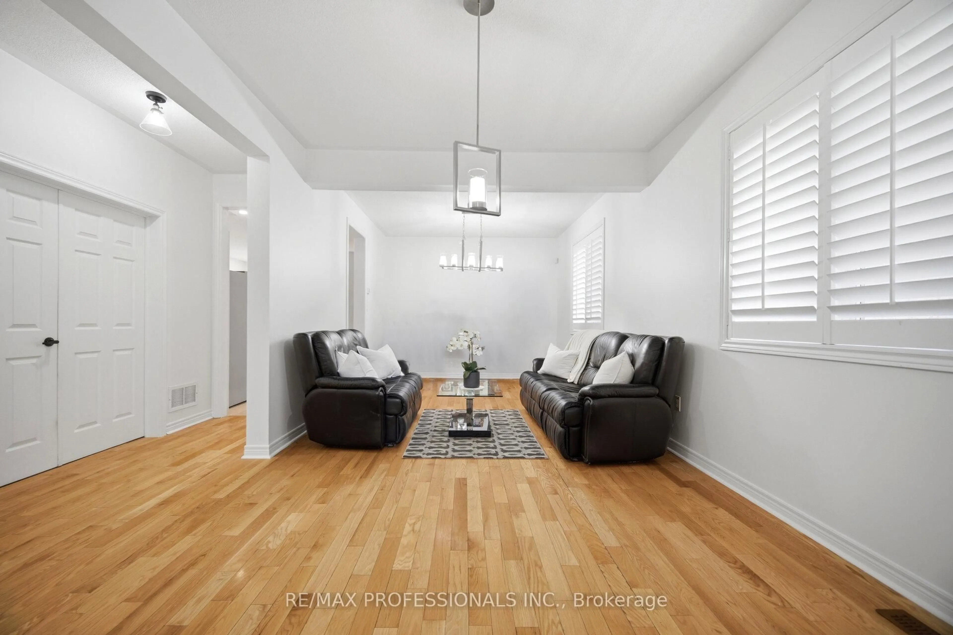 Living room with furniture, wood/laminate floor for 3863 Passway Rd, Mississauga Ontario L5N 8N9