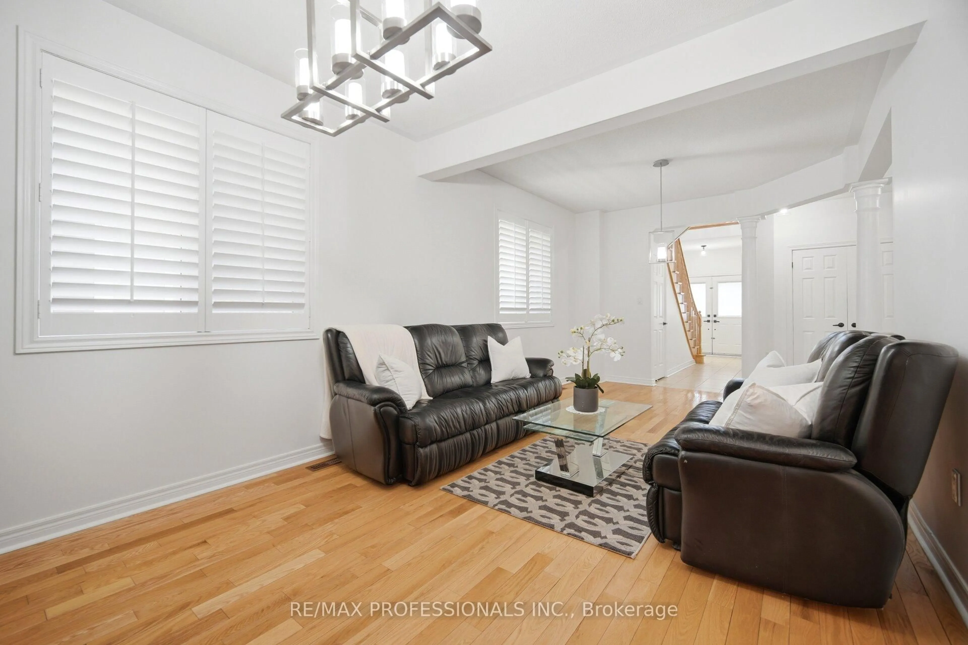 Living room with furniture, wood/laminate floor for 3863 Passway Rd, Mississauga Ontario L5N 8N9