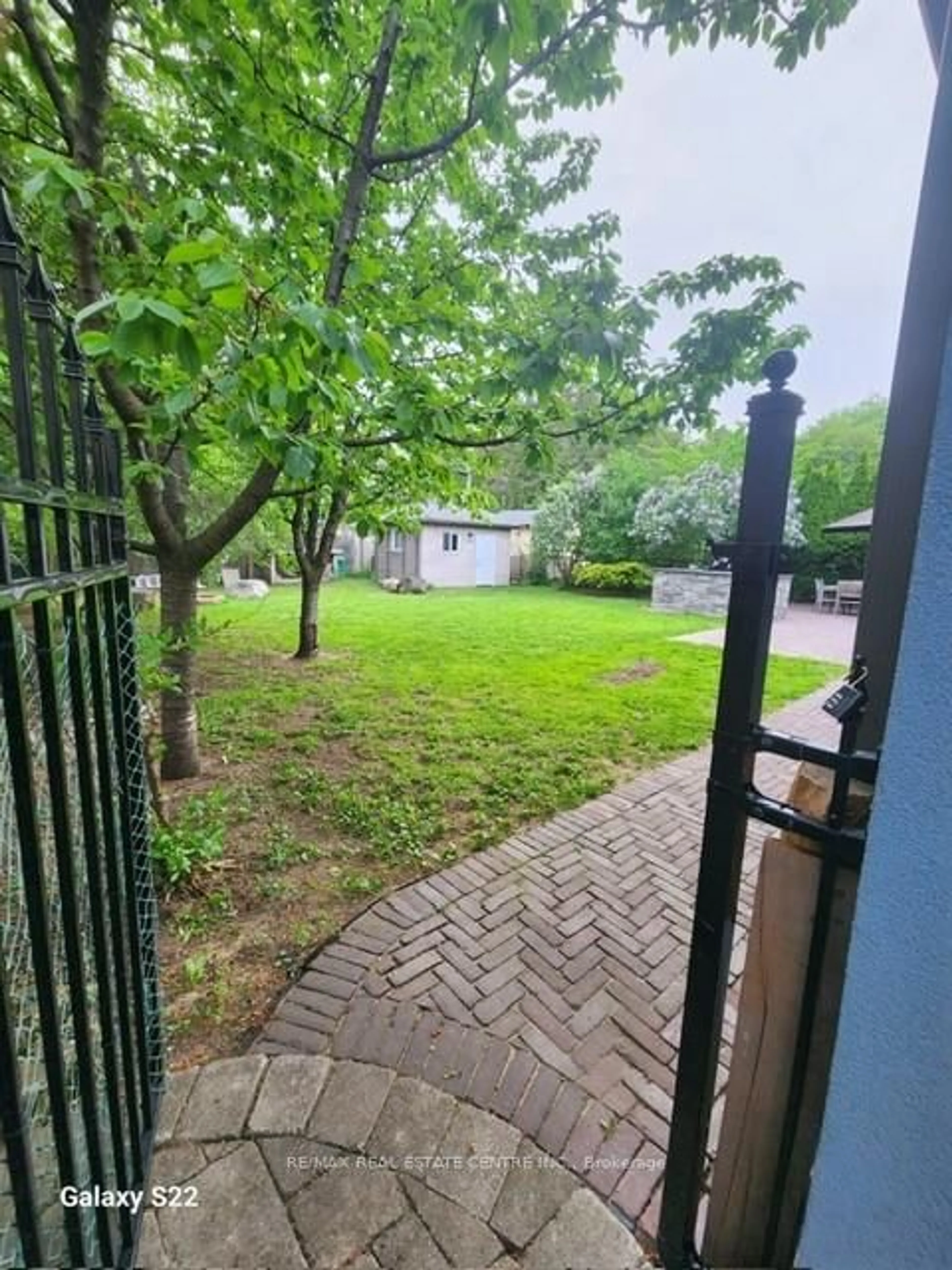 A pic from outside/outdoor area/front of a property/back of a property/a pic from drone, street for 2450 Edenhurst Dr, Mississauga Ontario L5A 2K9