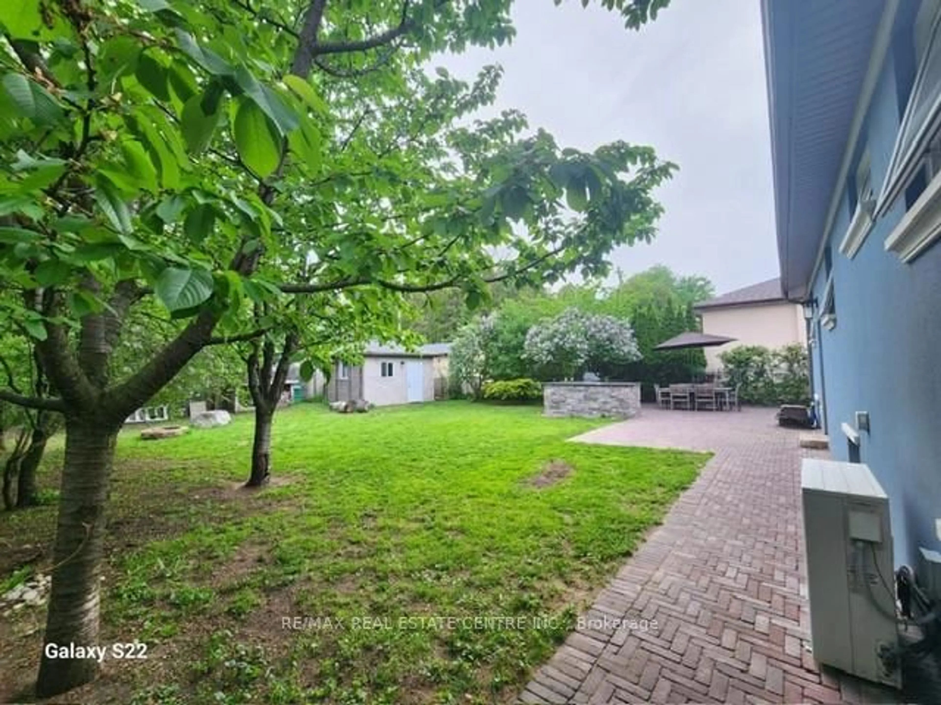 Patio, forest/trees view for 2450 Edenhurst Dr, Mississauga Ontario L5A 2K9